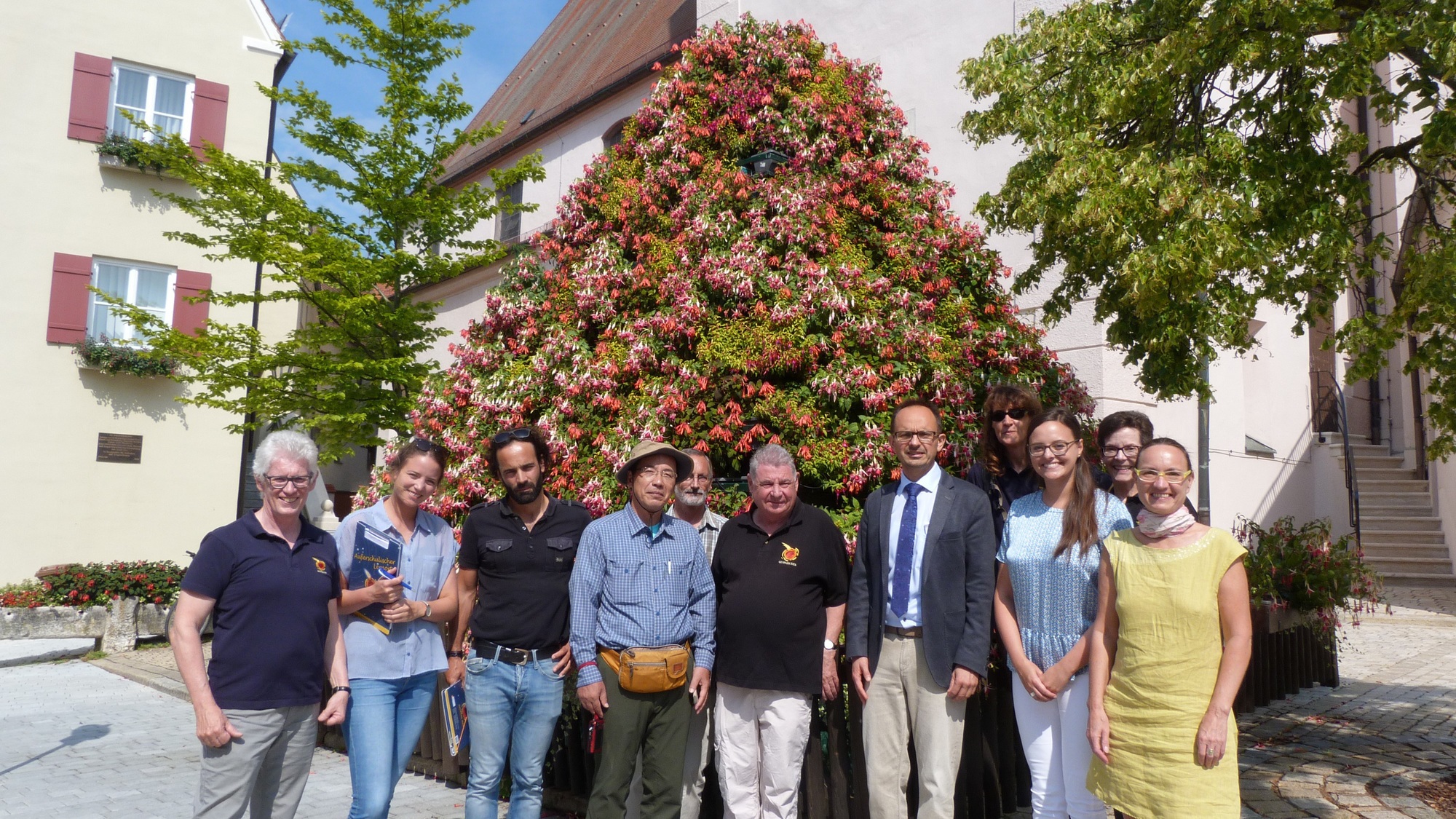 Die UNESCO-Tour auf Station in Wemding: Dr. Asier Hilario Orus (3.v.l.) und Prof. Satsuya Nakada (4.v.l.) machten sich einen Eindruck vom Geopark Ries. Foto: Carolina Völk/Landratsamt Donau-Ries