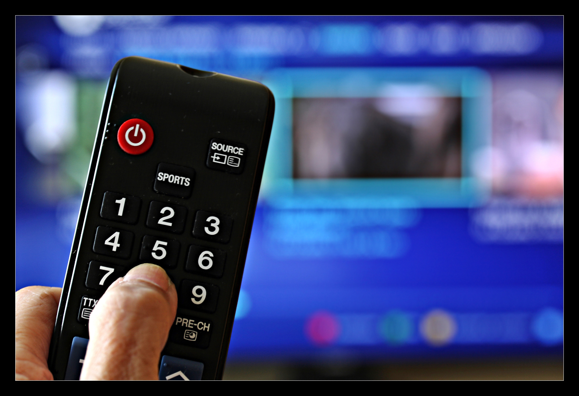 Symbolbild. Am 16. August schaltet m-net das Kabelnetz von analog auf digital um. Foto: birgitH/pixelio.de