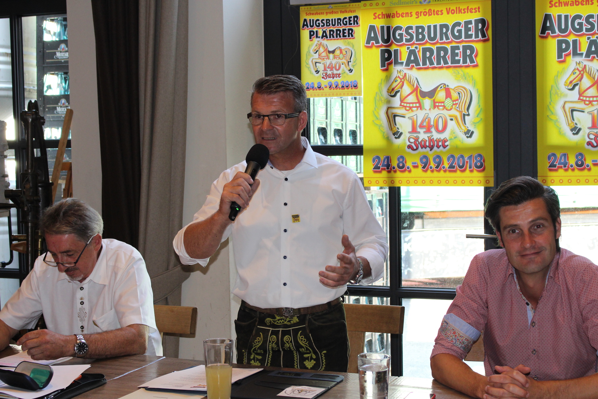 Bruno Noli (links) und Josef Diebold (mitte) vom Schaustellverband berichten, was am Herbstplärrer 2018 so besonders ist.