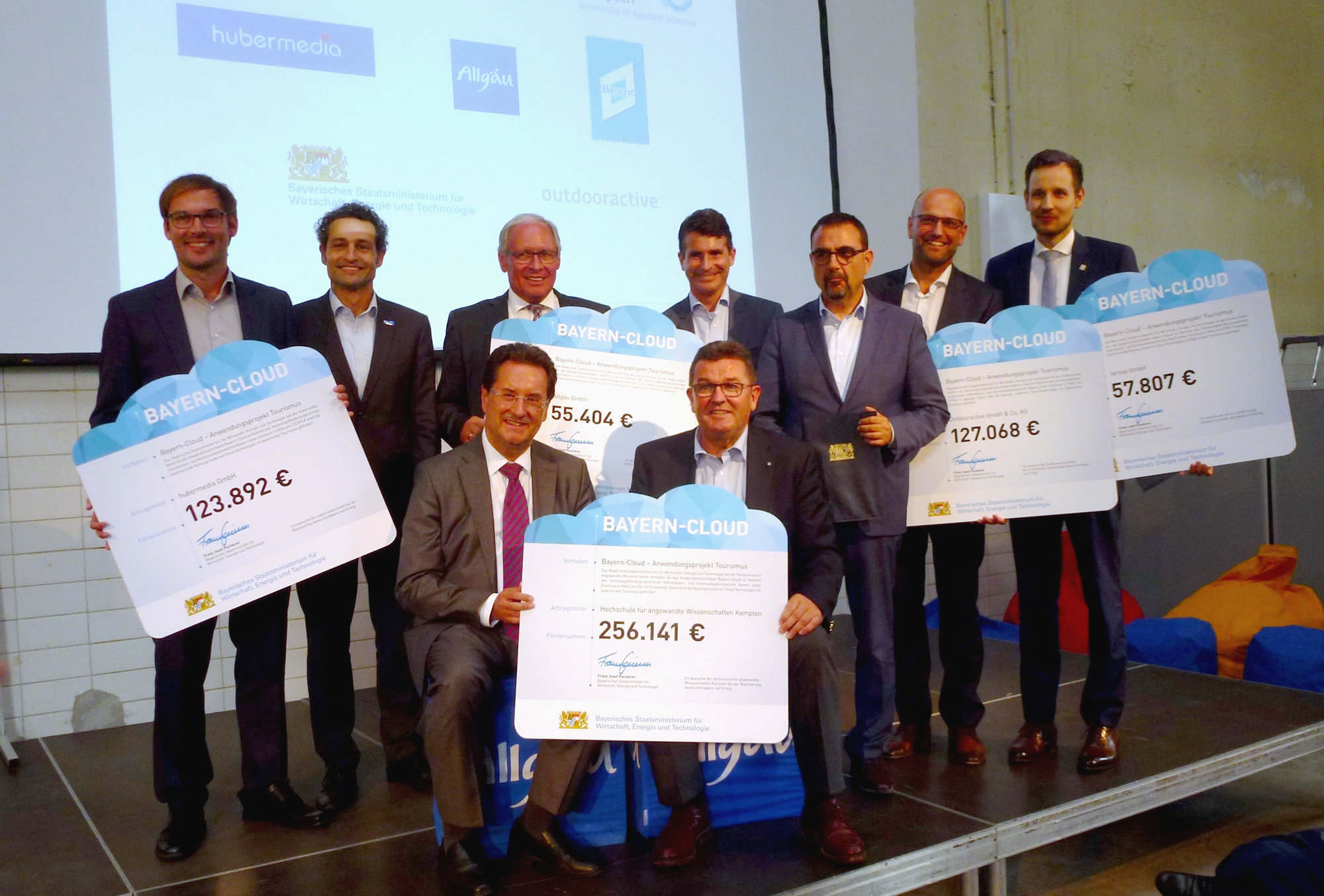Bayerns Wirtschaftsminister Franz Josef Pschierer (vorne rechts) übergibt den Förderbescheid an die Projektbeteiligten. Foto: Allgäu GmbH