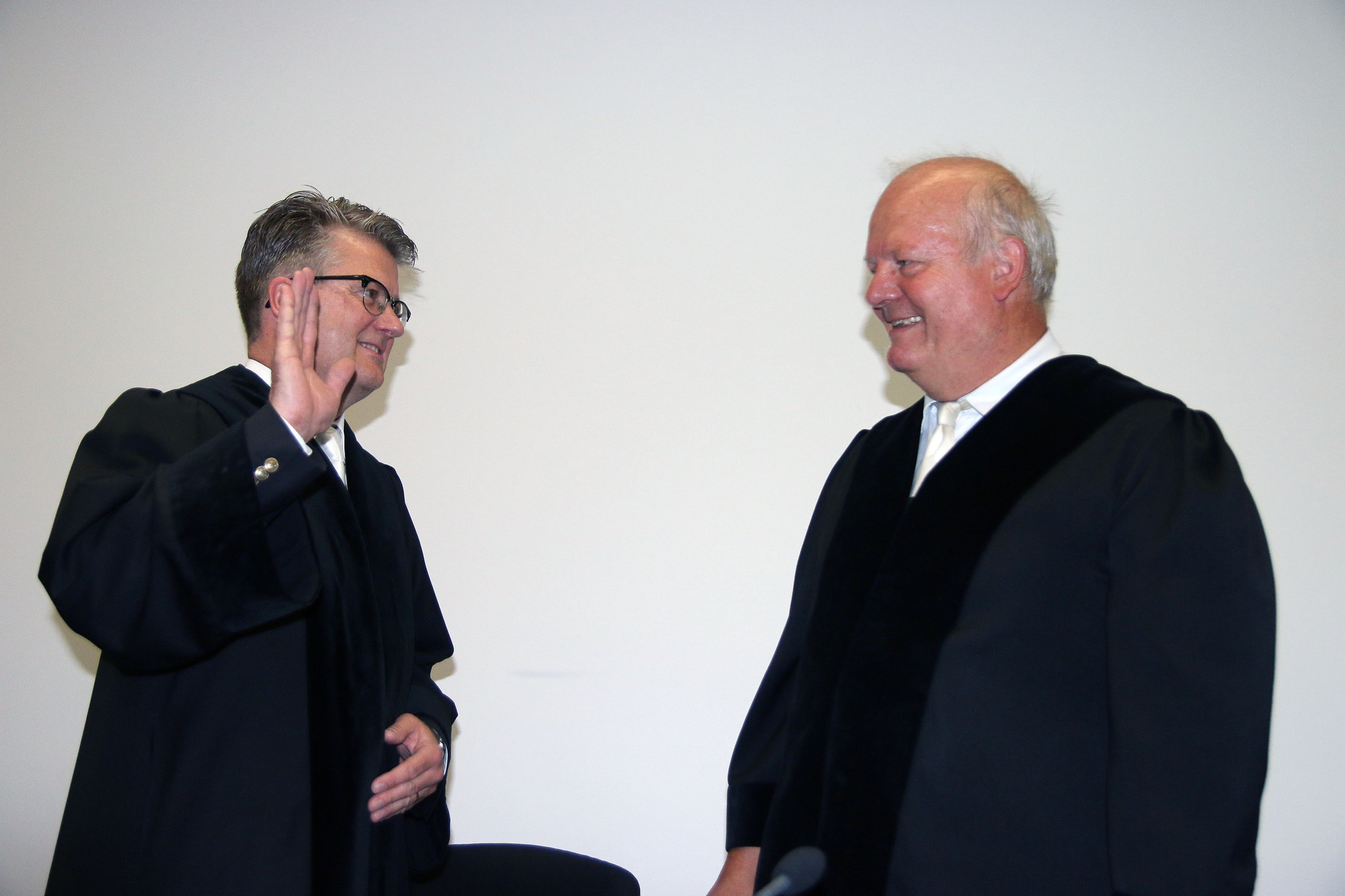 Der vorsitzende Richter Josef Jung vereidigt den neuen Handelsrichter Thomas Kerscher am Landgericht. Foto: Sabine Roth