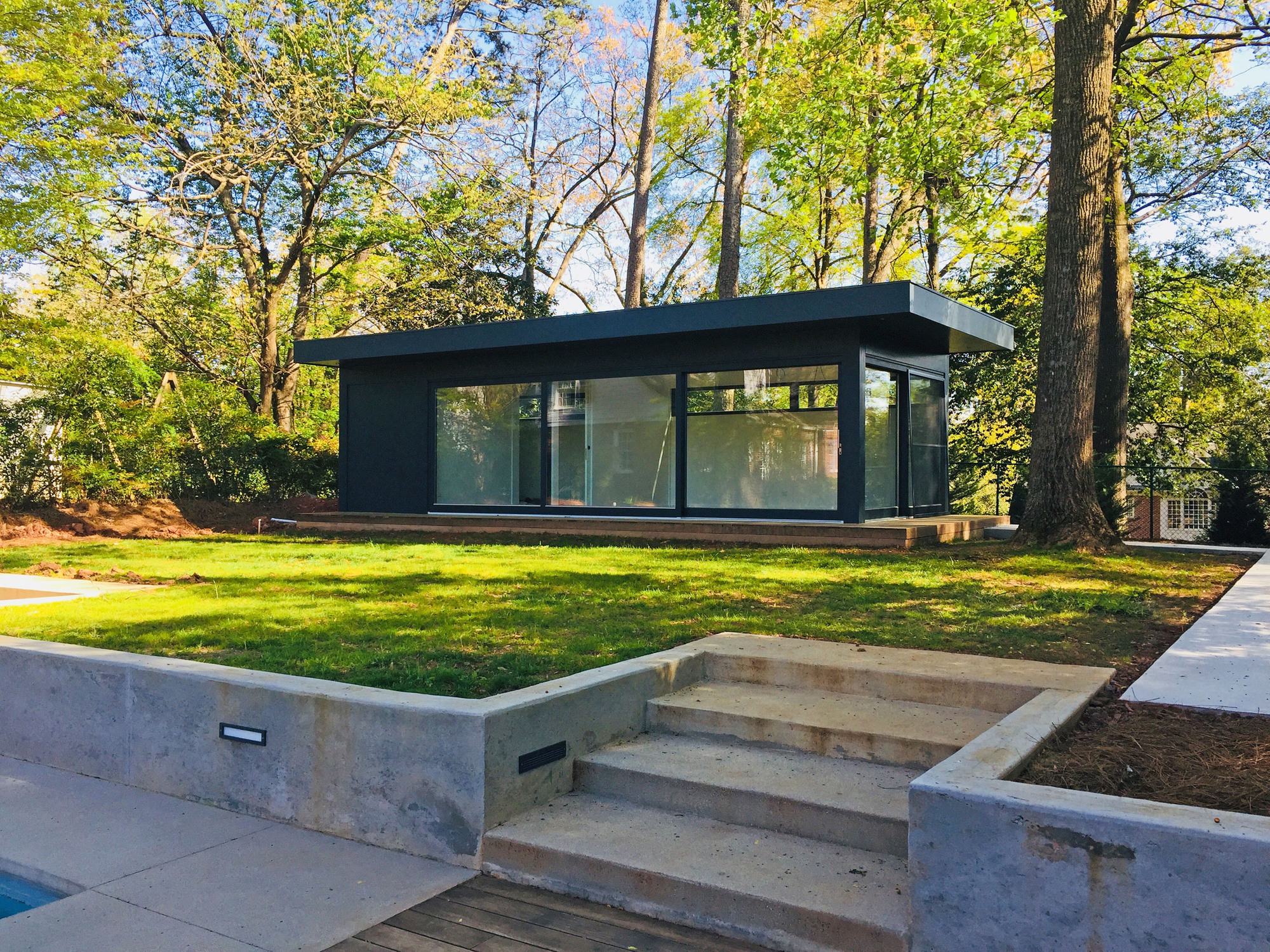 Die Unterkunft umfasst einen Aufenthaltsraum sowie ein Schlaf- und Badezimmer. Foto: Blockhausbau Hummel