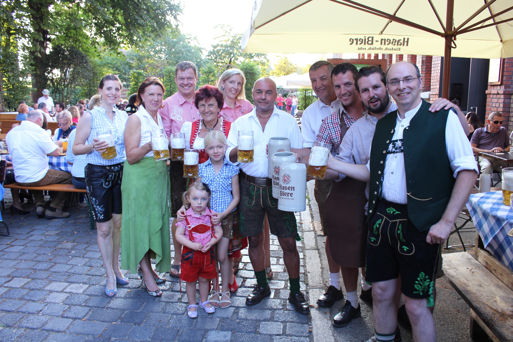 Die Brauerei- und Festzeltfamilien mit dem ersten gezapften Hasen-Extra. Foto: Iris Zeilnhofer/B4B WIRTSCHAFTSLEBEN SCHWABEN