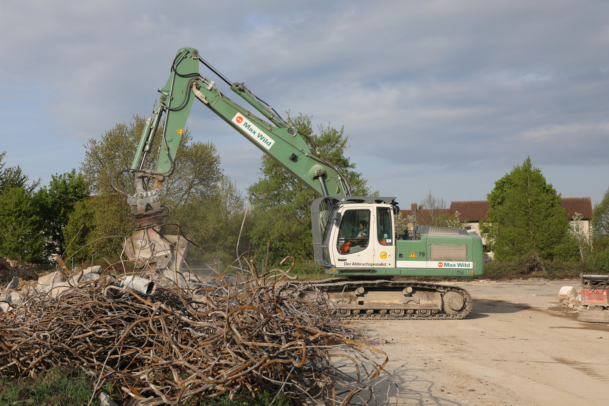 Die Abbrucharbeiten sind noch in vollem Gange. Foto: Max Wild GmbH