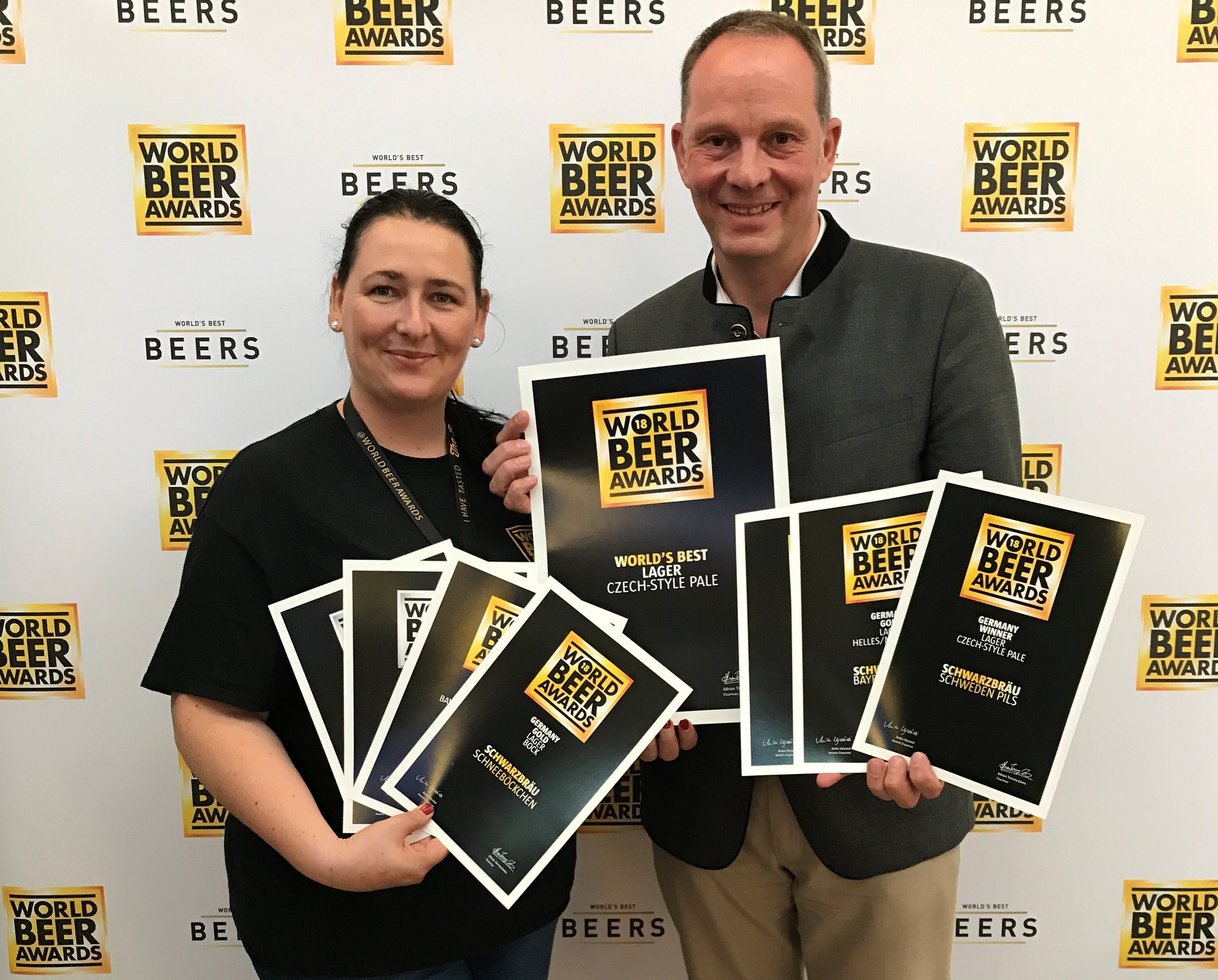 Organisatorin Anita Ujszaszi und Brauereiinhaber Leopold Schwarz bei der Urkundenübergabe in London. Foto: Schwarzbräu