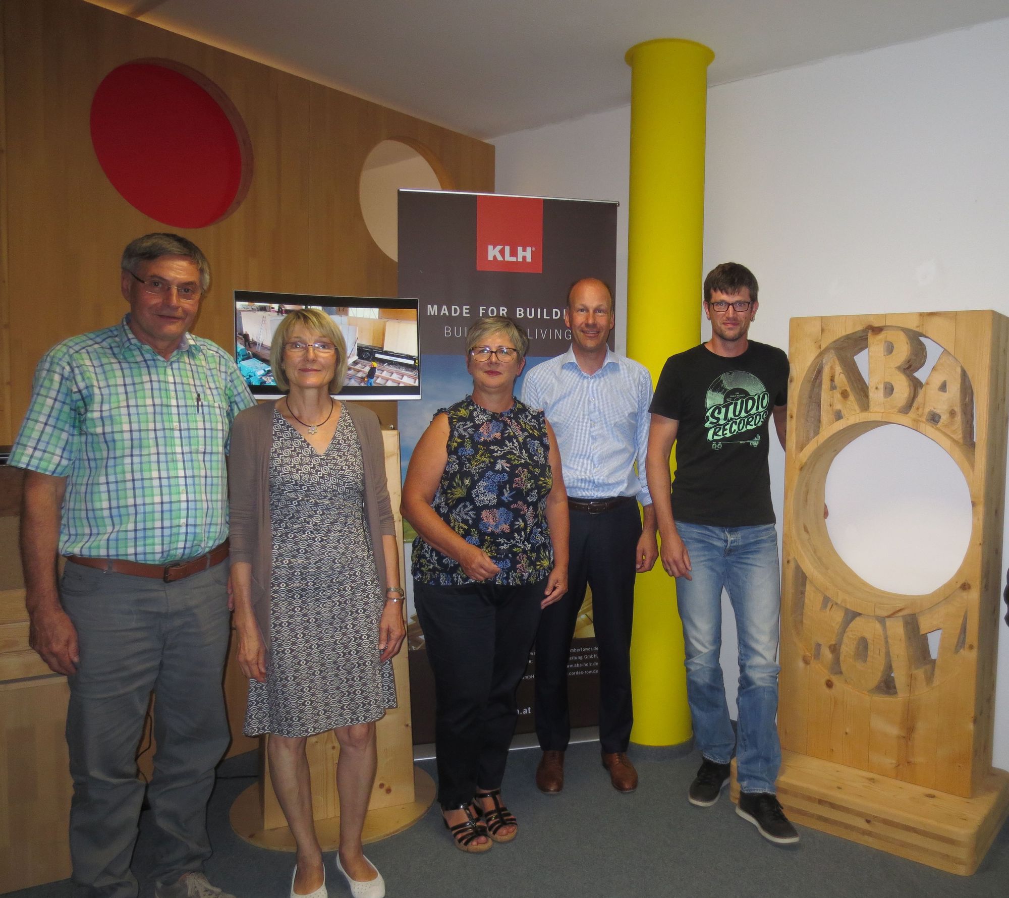 Theodor van Kempen, Gudrun van Kempen, Erna Stegherr-Haußmann, Martin Sailer und Florian Steinhart. Foto: Landratsamt Augsburg