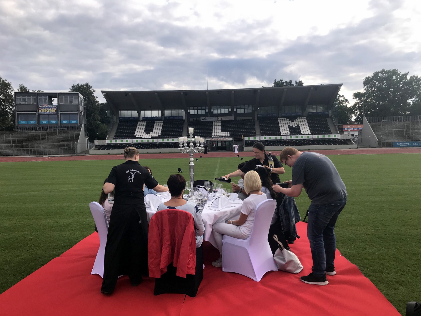 Acht Frauen wurde ein verrücktes Schlemmer-Dinner vom „Hirsch“-Team aus Finningen auf dem Rasen mitten im Donaustadion serviert. Foto: Ulmer Pressedienst.
