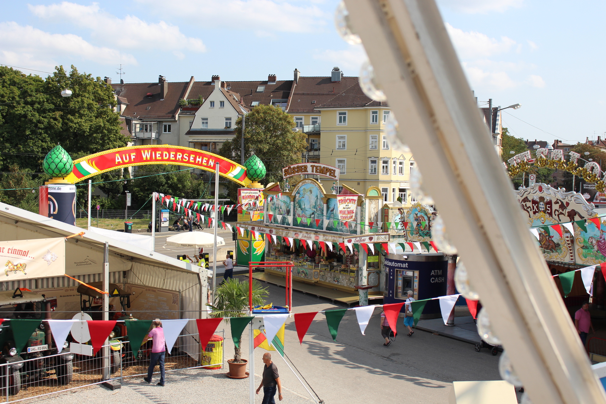 Der Hauptausgang an der Langenmantelstraße. Foto: Johanna Kleinert/B4B WIRTSCHAFTSLEBEN SCHWABEN