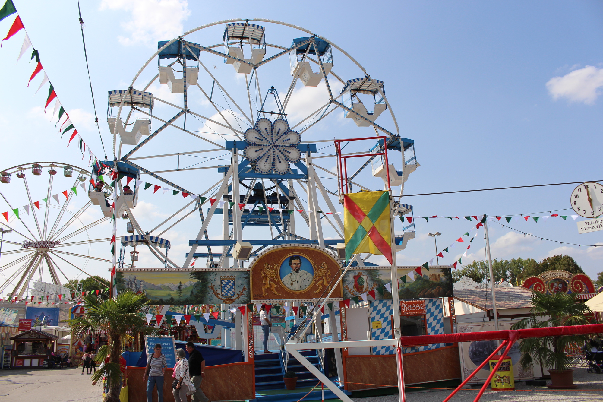 Die russische Schaukel von M. Hörmann. Im Hintergrund: Das Riesenrad. Foto: Johanna Kleinert/B4B WIRTSCHAFTSLEBEN SCHWABEN