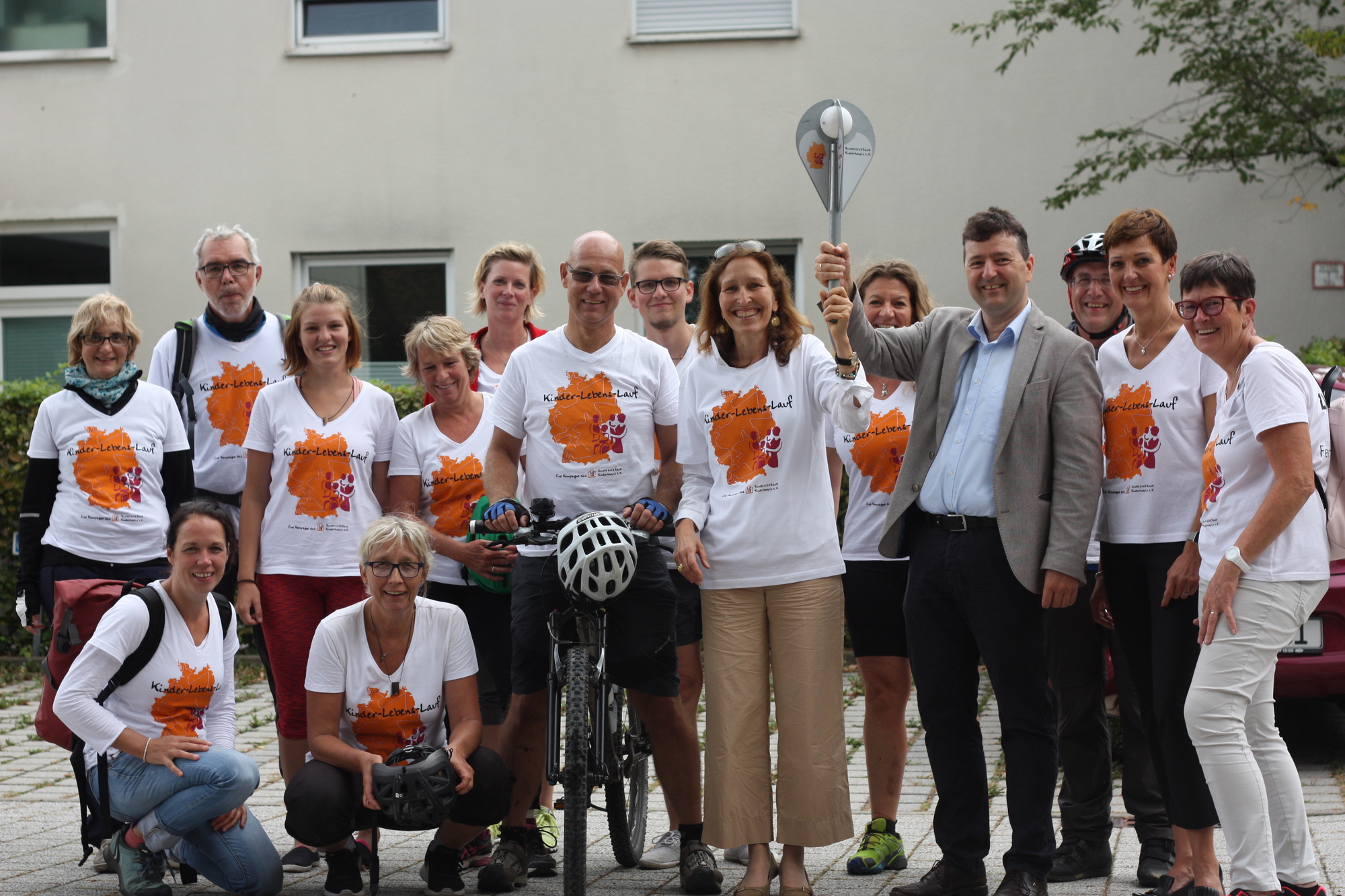 Augsburgs Dritter Bürgermeister und Sozialreferent Dr. Stefan Kiefer begrüßt die Teilnehmer des Kinder-Lebens-Laufs. Foto: Stiftung Ambulantes Kinderhospiz München.