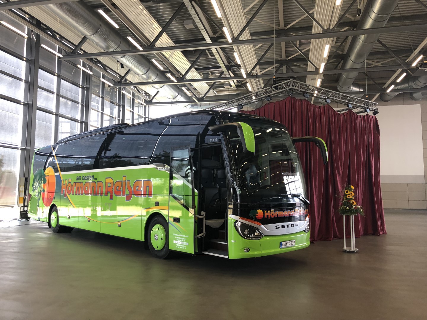 Per Knopfdruck fiel der rote Vorhang und die Busse wurden enthüllt. Foto: Hörmann Reisen