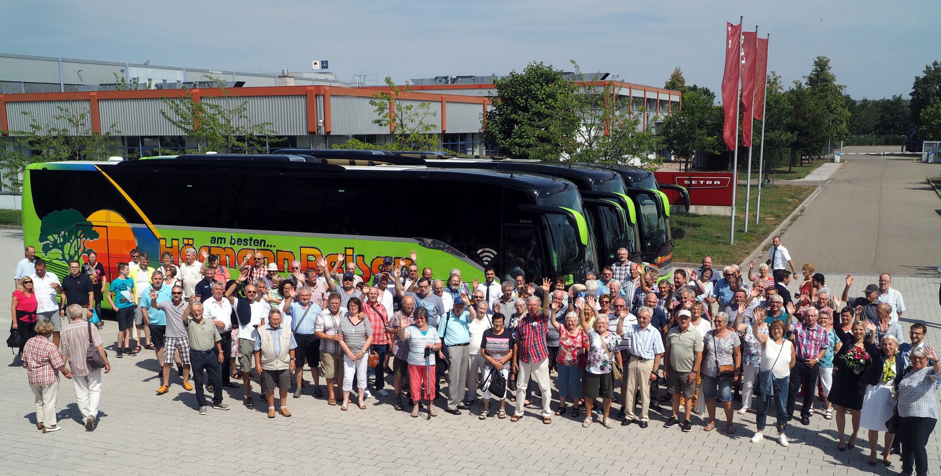 Rund 120 Gäste und Mitarbeiter waren bei der feierlichen Übergabe dabei. Foto: Hörmann Reisen