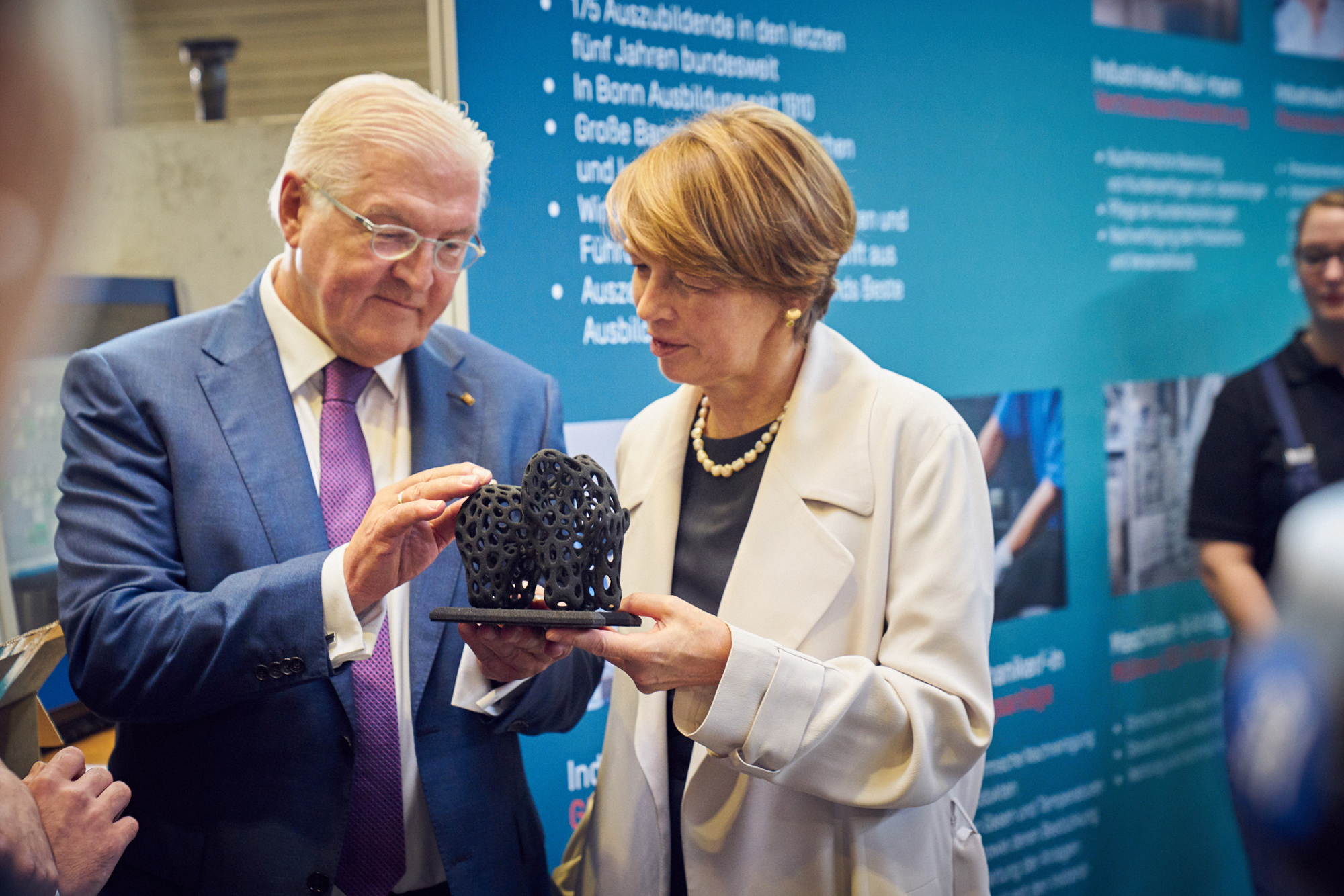 Als Gastgeschenk erhielt der Bundespräsident von den Auszubildenden der SGL Carbon einen 3D-gedruckten Elefanten aus Graphitpulver. Foto: SGL Carbon