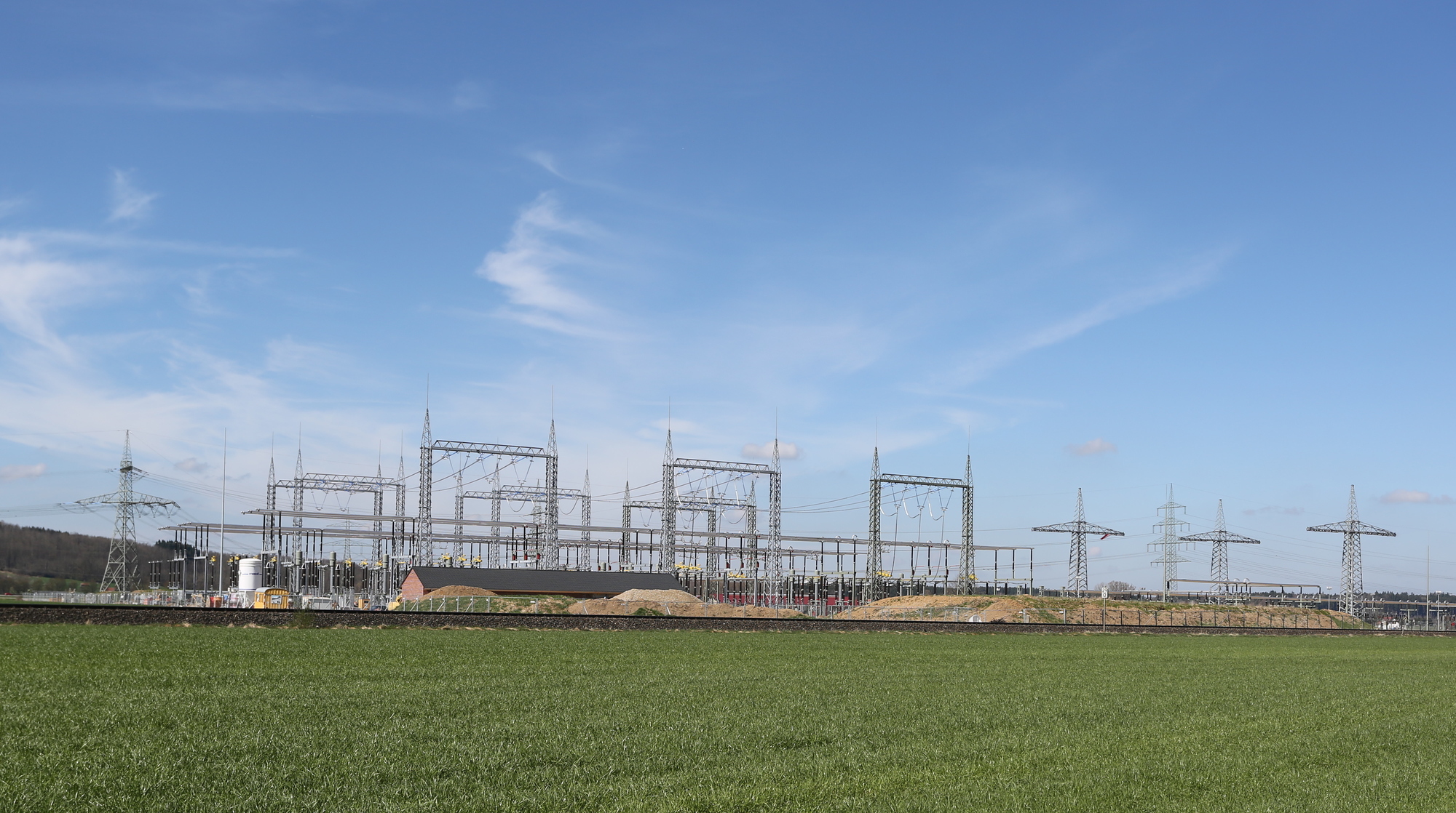 Das neue Umspannwerk in Woringen liegt zwischen der Bahnlinie Memmingen - Kempten und der Autobahn A7. Foto: LEW