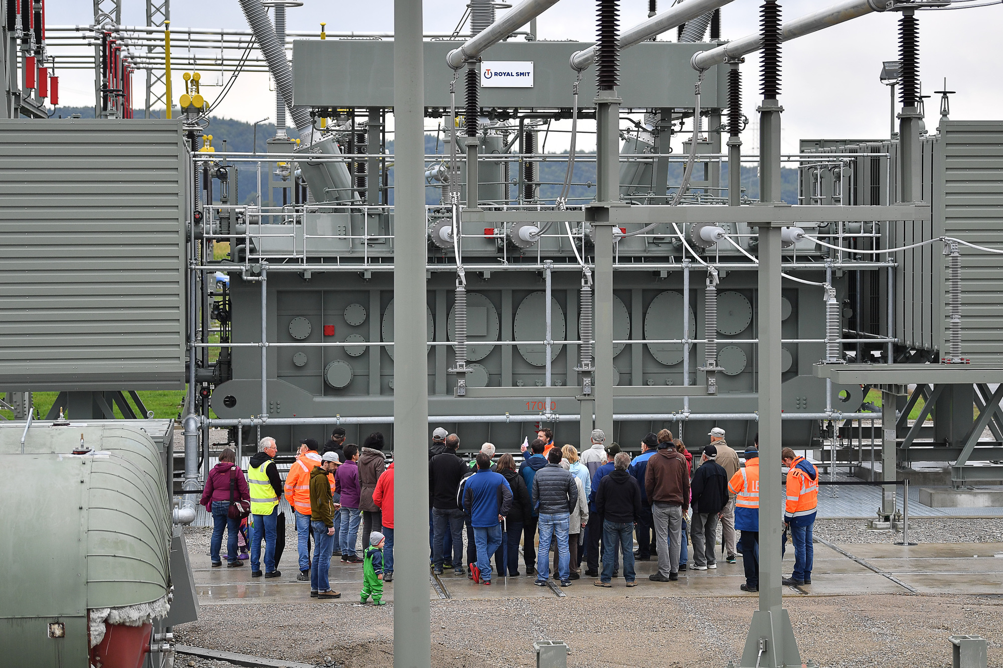 Der Tag der offenen Tür fand noch vor der technischen Inbetriebnahme des Umspannwerks statt, so konnten die Besucher bei Führungen über das gesamte Gelände geleitet werden. Foto: LEW/Franzisi