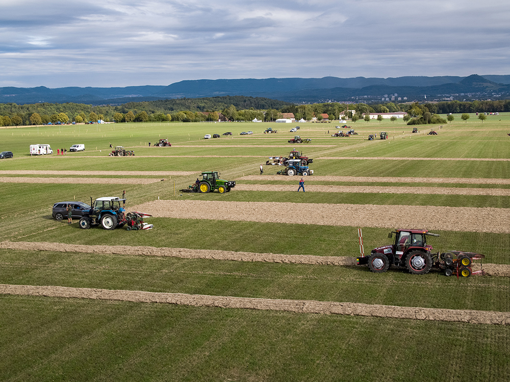 Über 60 Pflüger nahmen mit ihren Maschinen an dem Wettbewerb teil. Foto: AGCO GmbH