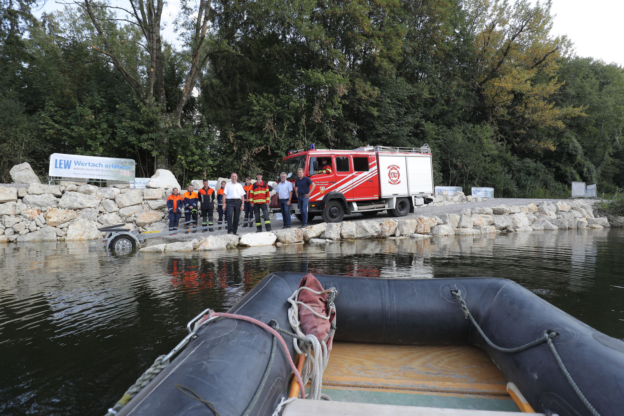 Peter Kraus, Stefan Missenhardt, Prof. Dr. Frank Pöhler und Ralf Klocke stellen gemeinsam mit Einsatzkräften die neue Bootsanlegestelle bei Mittelstetten vor. Foto: LEW / Michael Hochgemuth