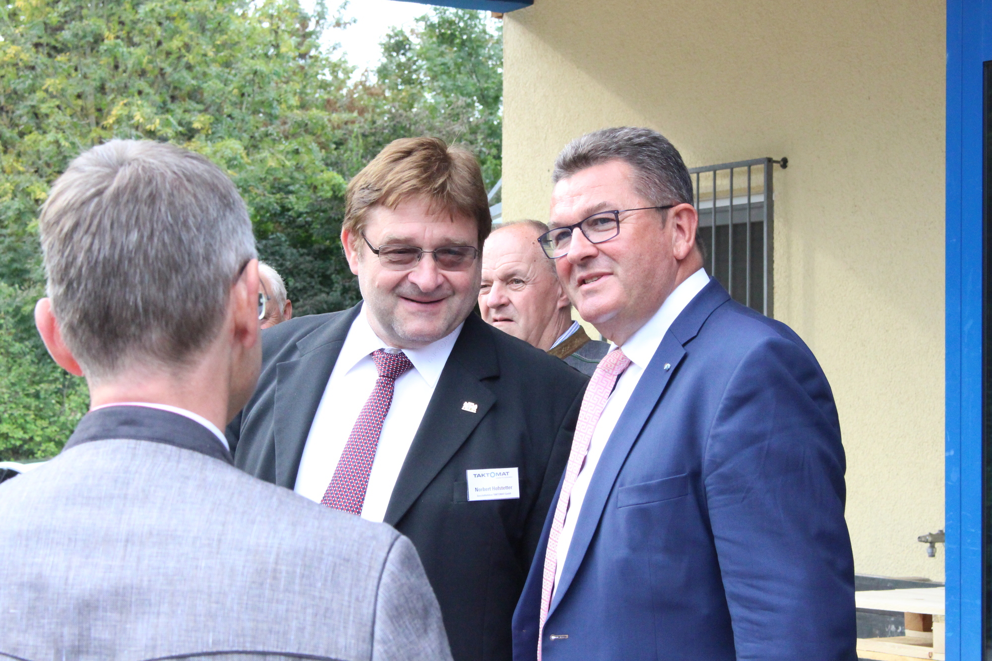 Norbert Hofstetter begrüßt Franz Josef Pschierer in Pöttmes. Foto: Iris Zeilnhofer/B4B WIRTSCHAFTSLEBEN SCHWABEN