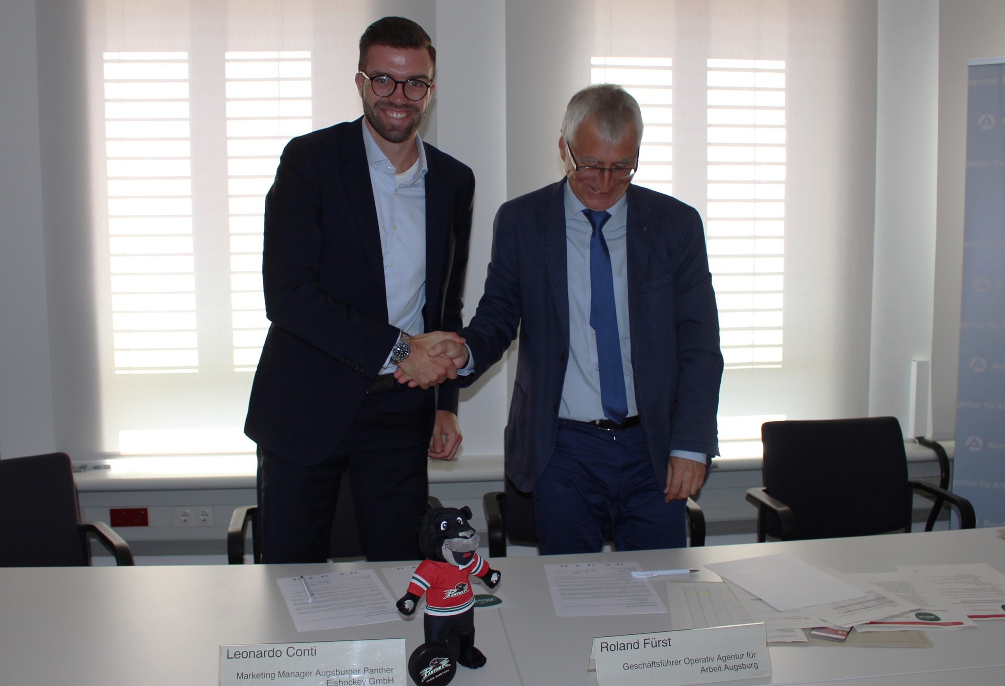 Maximilian Horber und Roland Fürst. Die Kooperation ist besiegelt. Foto: Johanna Kleinert/B4B WIRTSCHAFTSLEBEN SCHWABEN
