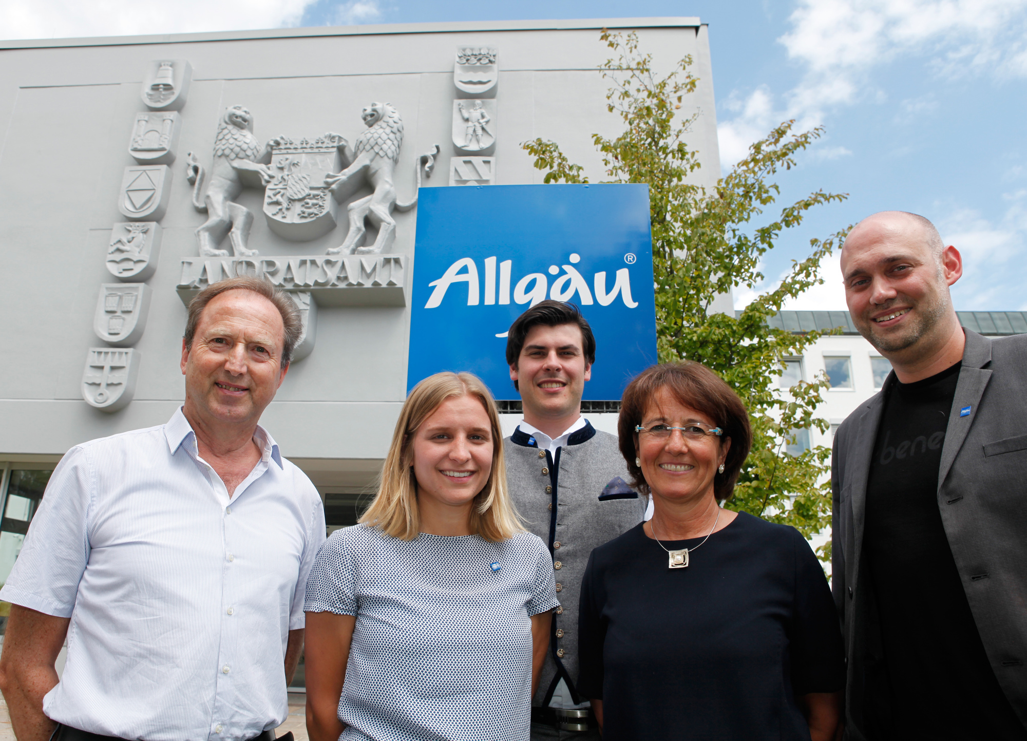 Das Team der Unterallgäu Aktiv GmbH vor seinem neuen Sitz im Landratsamt in Mindelheim. Foto: Unterallgäu Aktiv GmbH