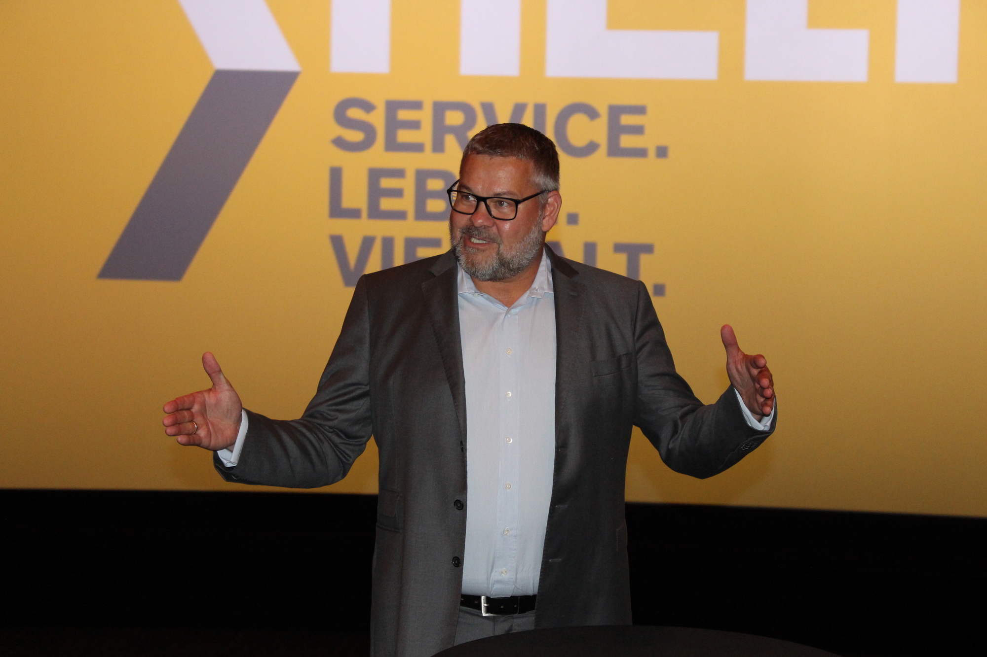 Oliver Fock, Geschäftsführer des CineStar, gab einen ersten Vorgeschmack auf das neue Kino. Foto: Angelina Märkl/B4B WIRTSCHAFTSLEBEN SCHWABEN