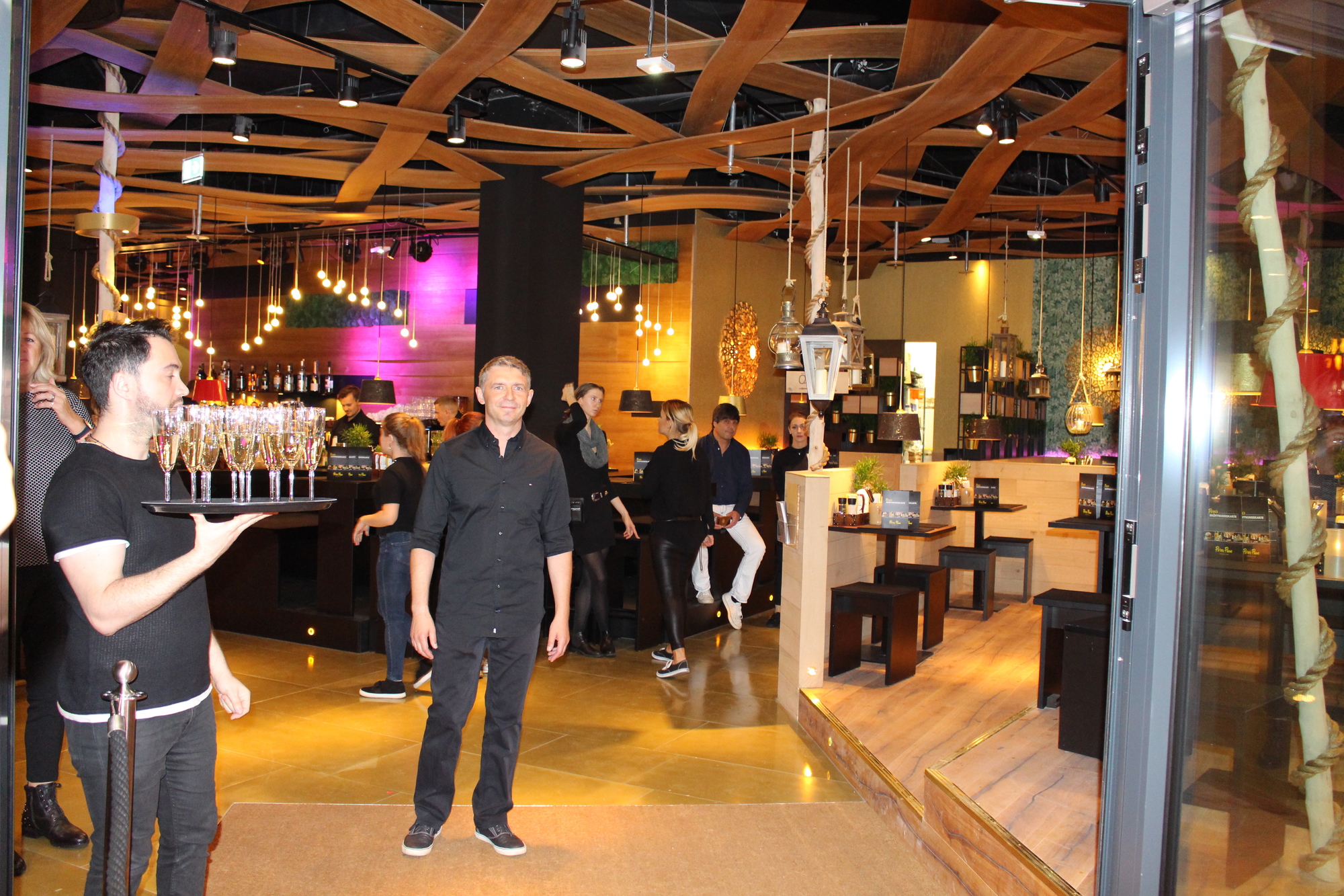Der Augsburger Restaurantleiter kümmert sich täglich mit 45 Mitarbeitern um die Gäste. Foto: Angelina Märkl/B4B WIRTSCHAFTSLEBEN SCHWABEN