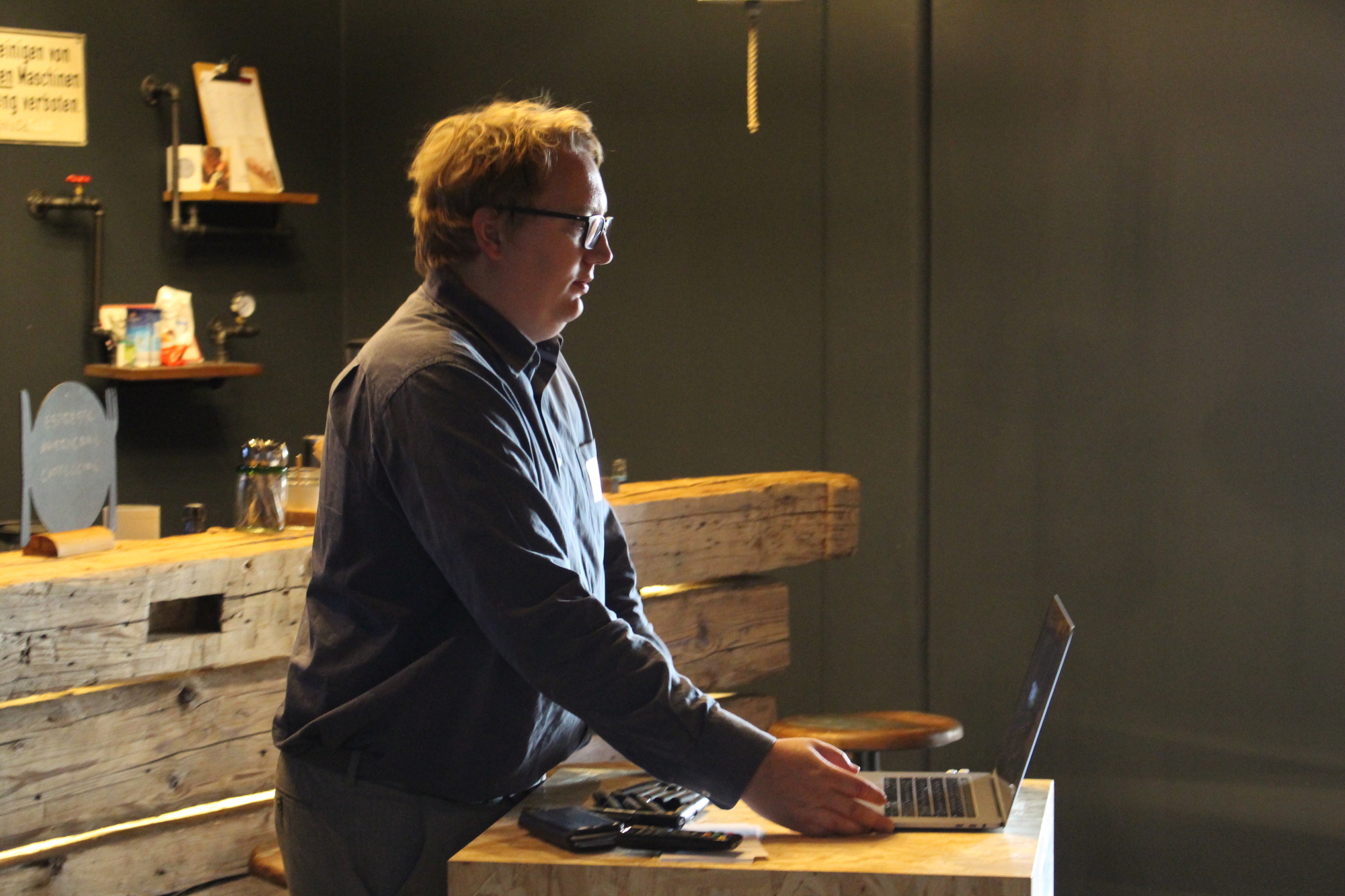 Fabian Ziegler bei seinem Vortrag zu New Work. Foto: Iris Zeilnhofer/B4B WIRTSCHAFTSLEBEN SCHWABEN