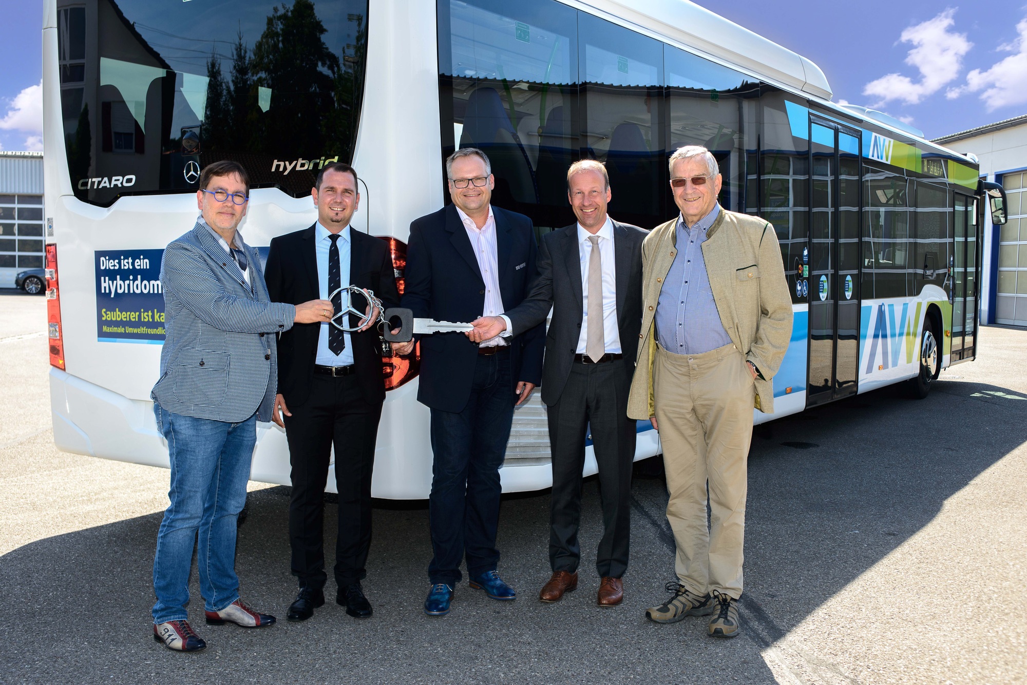 Olaf von Hoerschelmann, AVV-Geschäftsführer, Marijo Sapina, Mercedes Benz, Paul Kienberger, Geschäftsführer der Egenberger GmbH &amp; Co. KG, Martin Sailer, Landrat und Max Kienberger sen. Foto: AVV