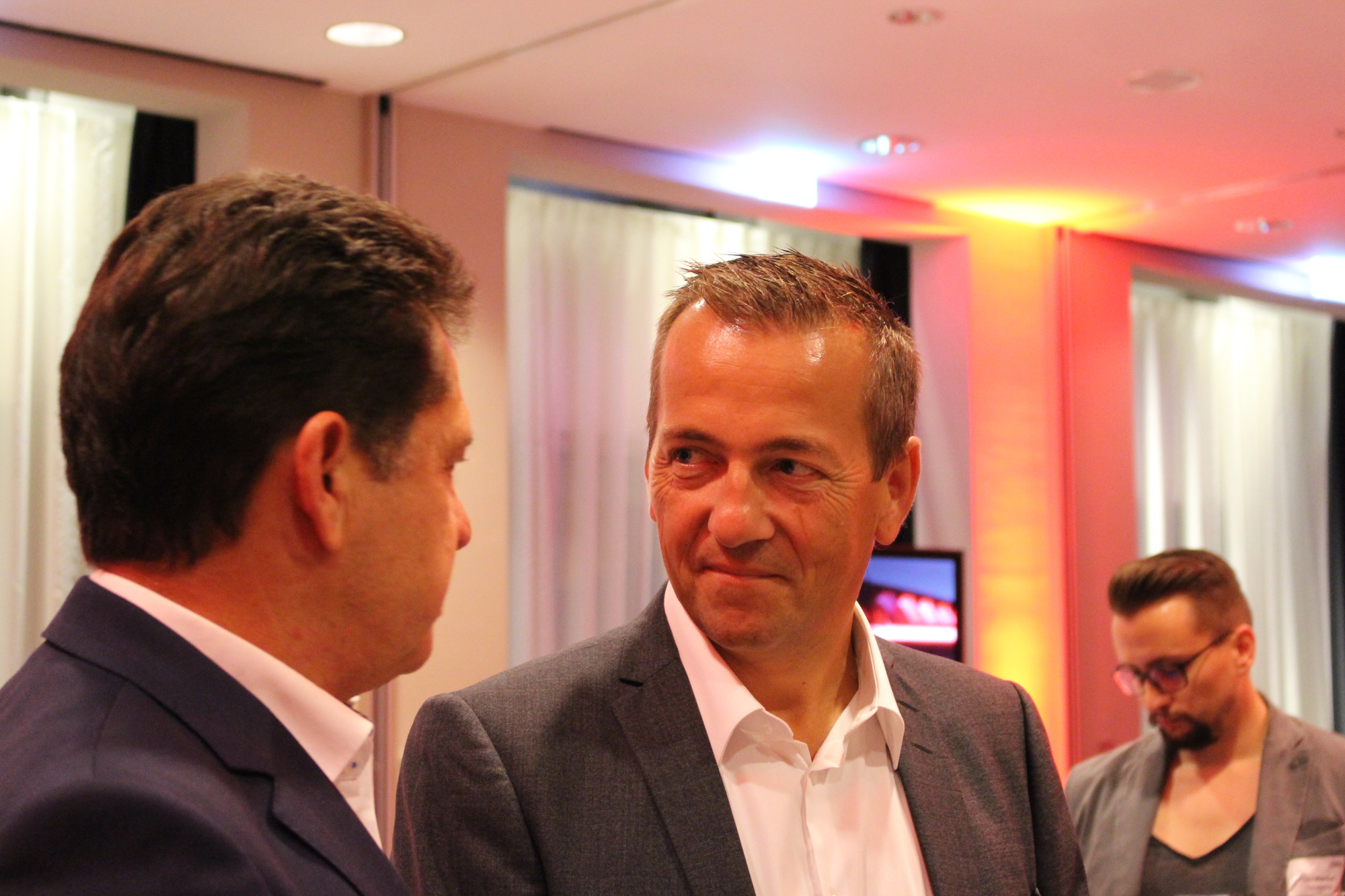 Michael Agsteiner im Gespräch mit Dr. Klaus Leuthe. Foto: Isabell Walter/B4B WIRTSCHAFTSLEBEN SCHWABEN