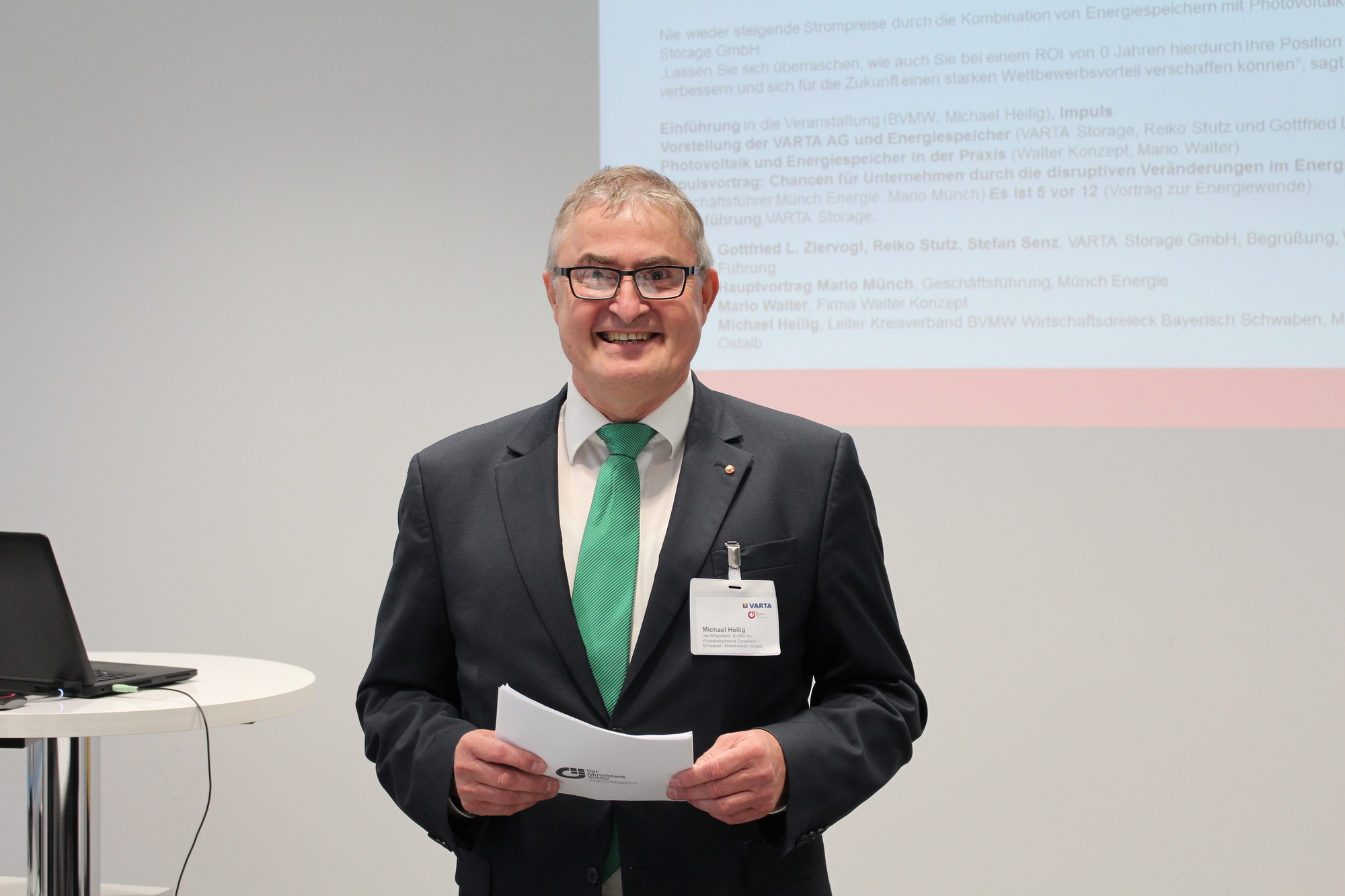 Michael Heilig führte in die Veranstaltung ein. Foto: Angelina Märkl/B4B WIRTSCHAFTSLEBEN SCHWABEN