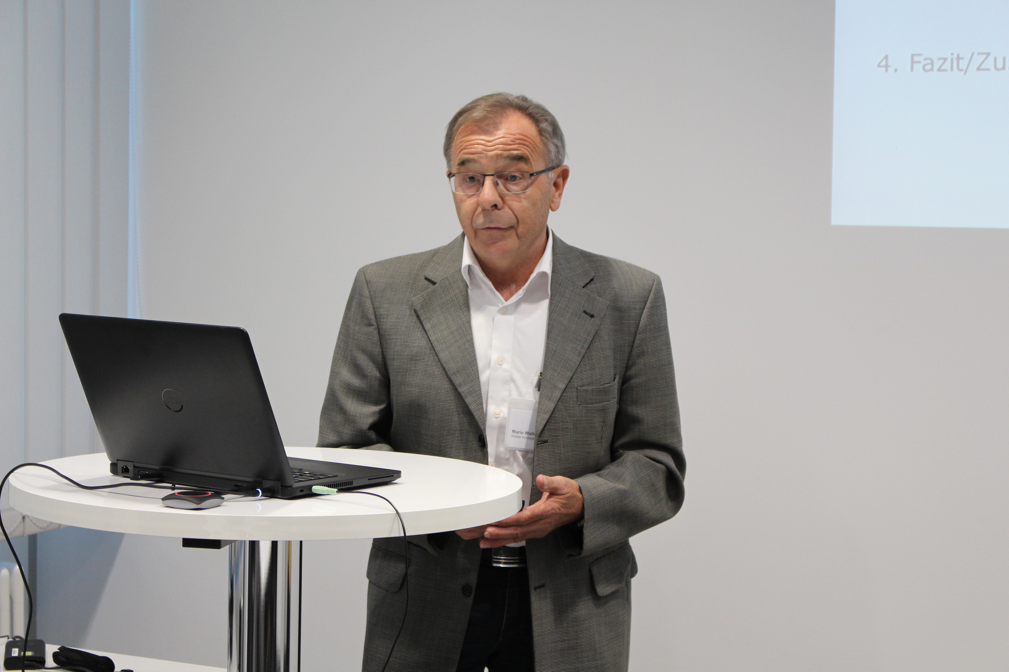 Wolfgang Walter berichtet von Photovoltatik und Energiespeicher in der Praxis. Foto: Angelina Märkl/B4B WIRTSCHAFTSLEBEN SCHWABEN