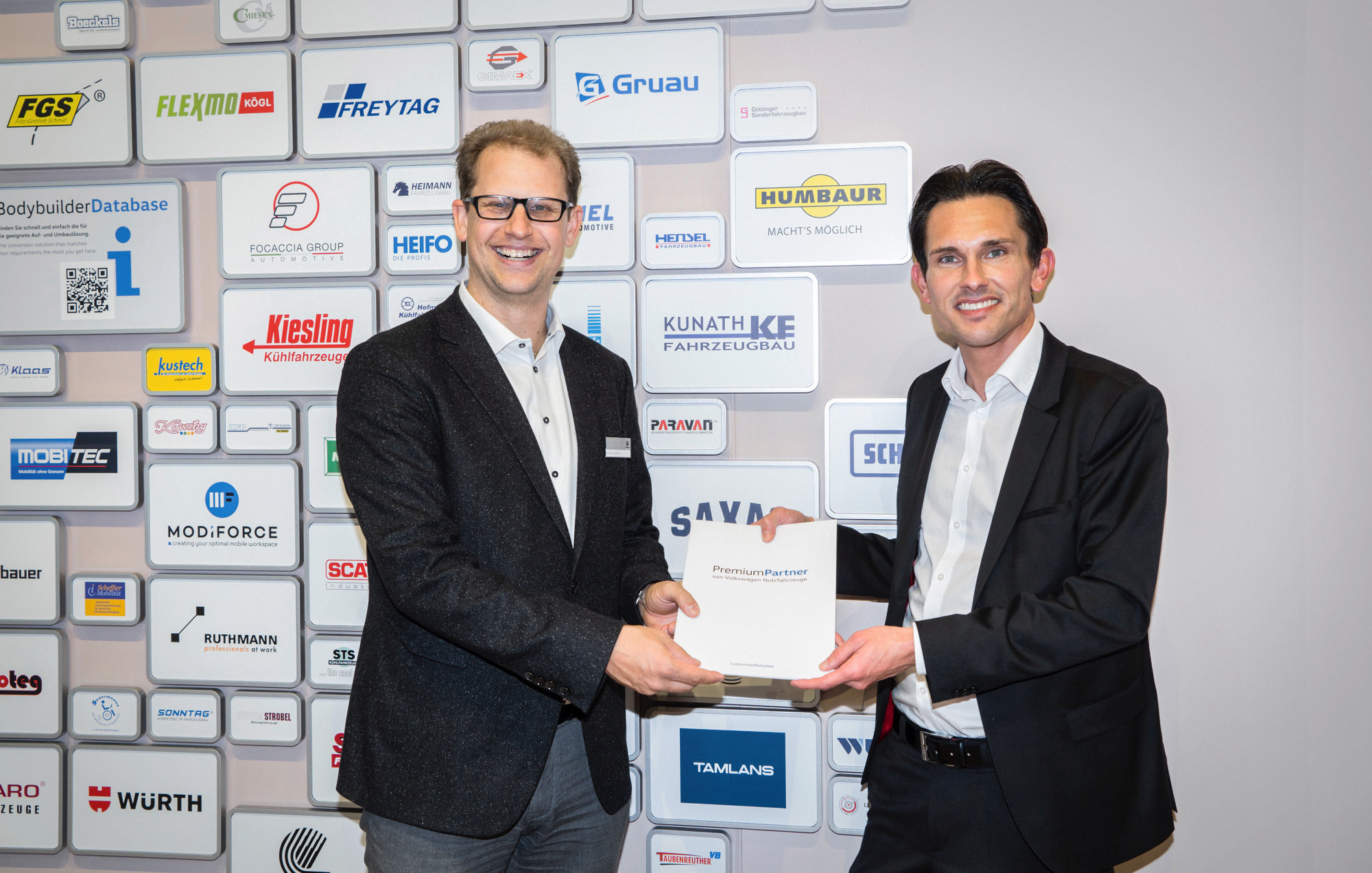 v.l.: Alexander Rühland, Leitung Vertrieb &amp; Marketing Customized Solution bei Volkswagen Nutzfahrzeuge und Markus Wiedemann, Vertriebsleiter Schwerlast / Kofferaufbauten und Vertriebsleiter Export bei Humbaur. Foto: Humbaur