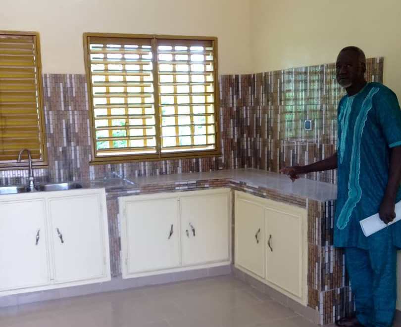 Omarou Ouedraogou, der Freund von Josef Keller, im neuen Küchengebäude am Waisenhaus „Hotel Maternel“ in Burkina Faso. Foto: Daprou Kambou.