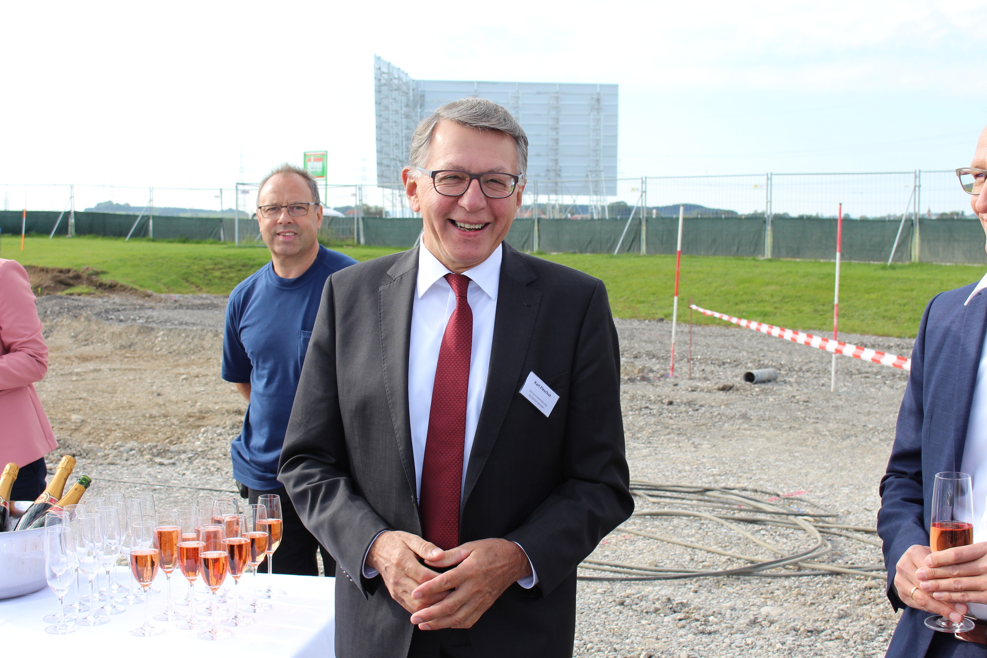 Karl Fleischhut, Erster Bürgermeister von Wolfertschwenden, freut sich über das Standortbekenntnis von MULTIVAC.