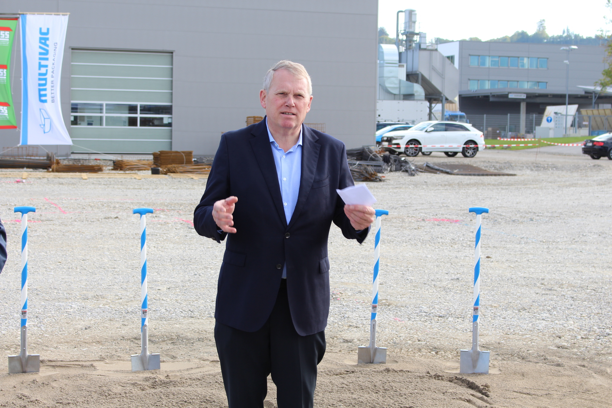 Hans-Joachim Boekstegers, CEO von MULTIVAC, stellte beim Spatenstich den Gästen den Neubau vor. Foto: Angelina Märkl/B4B WIRTSCHAFTSLEBEN SCHWABEN