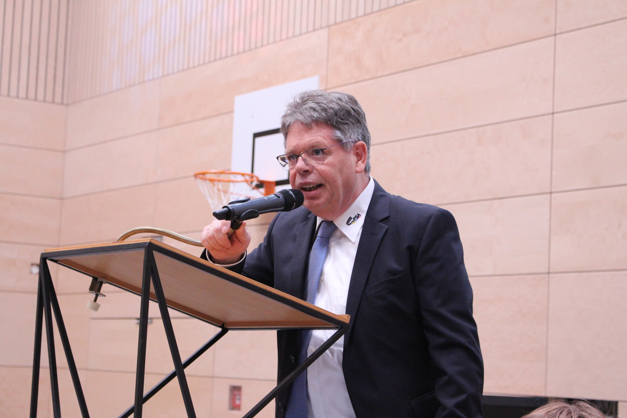 Heinz Krötz begrüßt seine Gäste. Foto: Iris Zeilnhofer/B4B WIRTSCHAFTSLEBEN SCHWABEN