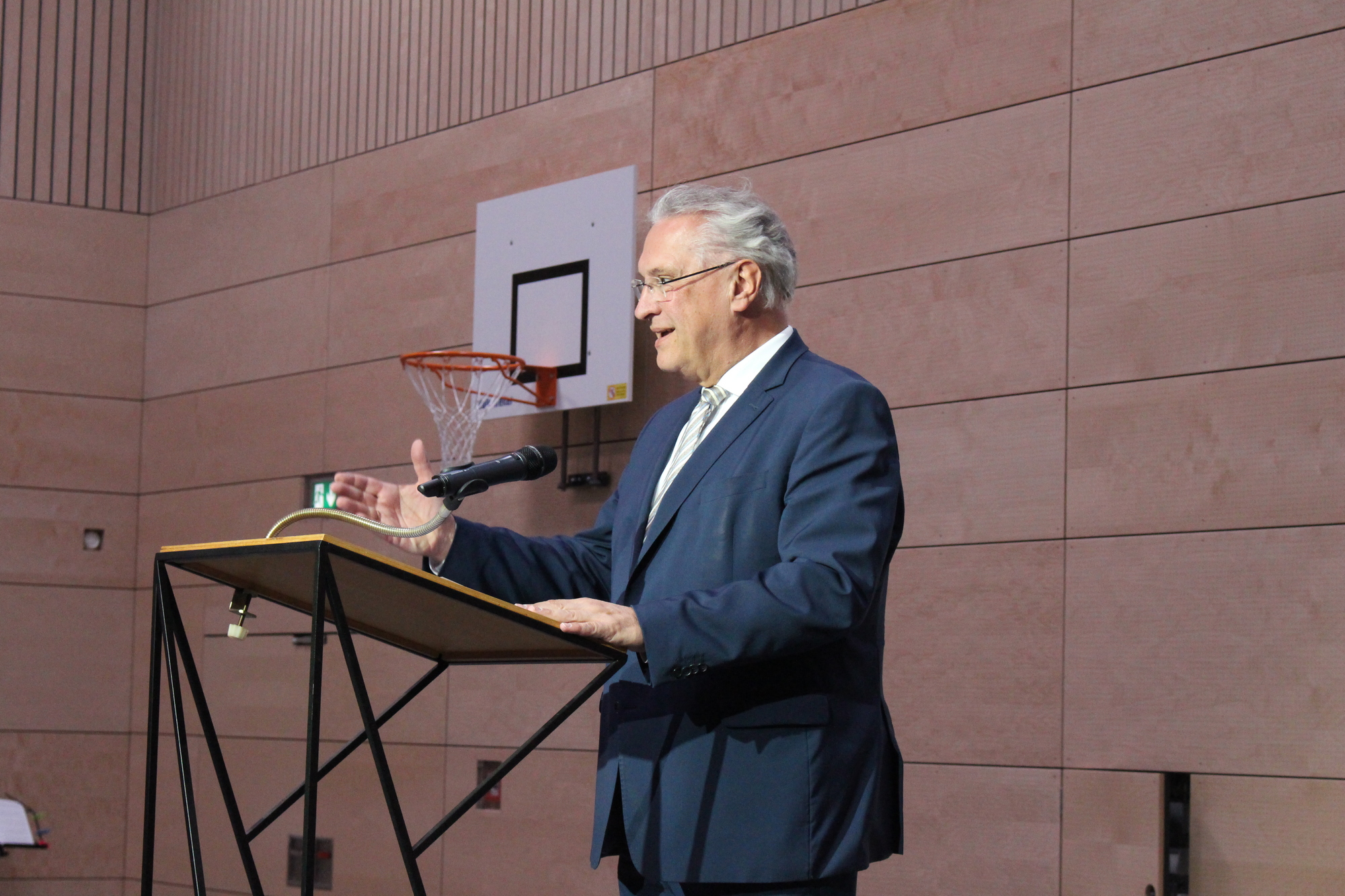 Joachim Herrmann lobt die Investition in Augsburg. Foto: Iris Zeilnhofer/B4B WIRTSCHAFTSLEBEN SCHWABEN