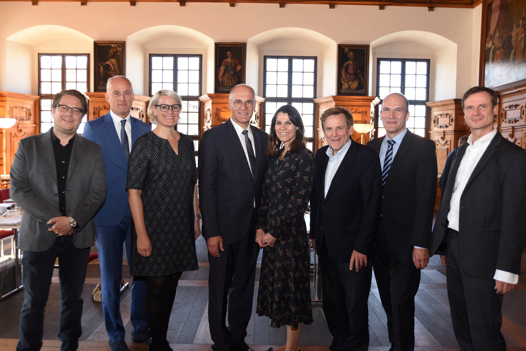 (v. l.): Staatsintendant André Bücker, Kulturreferent Thomas<br />Weitzel, Zweite Bürgermeisterin Eva Weber, Oberbürgermeister Dr. Kurt Gribl, Prof. Dr. Marion Kiechle, MdL Bernd Kränzle, Tobias Haumer und Friedrich Meyer. Foto: Ruth Plössel/Stadt Augsburg
