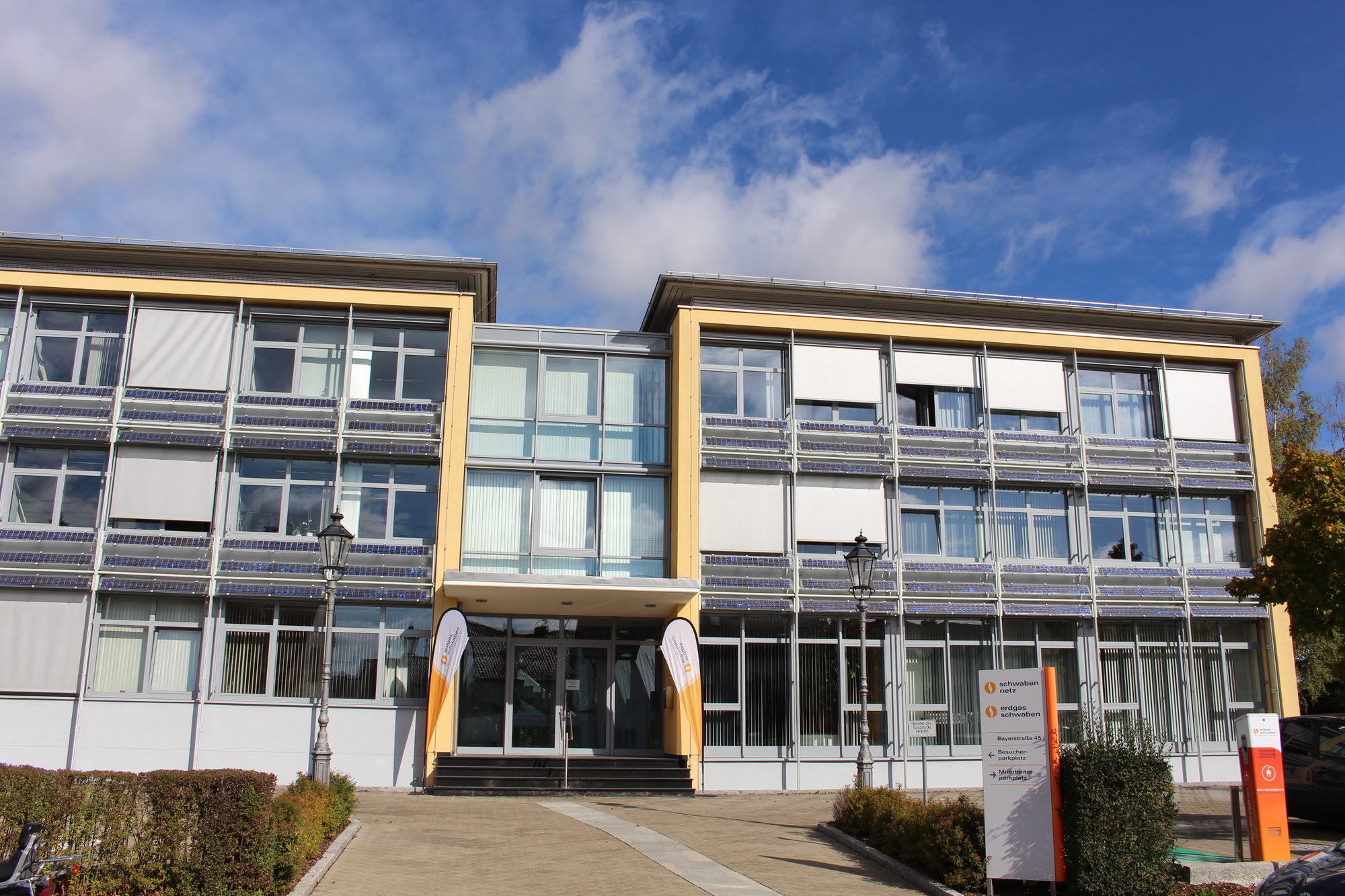 Hinter dem Hauptverwaltungsgebäude ensteht der Neubau. Foto: Angelina Märkl/B4B WIRTSCHAFTSLEBEN SCHWABEN