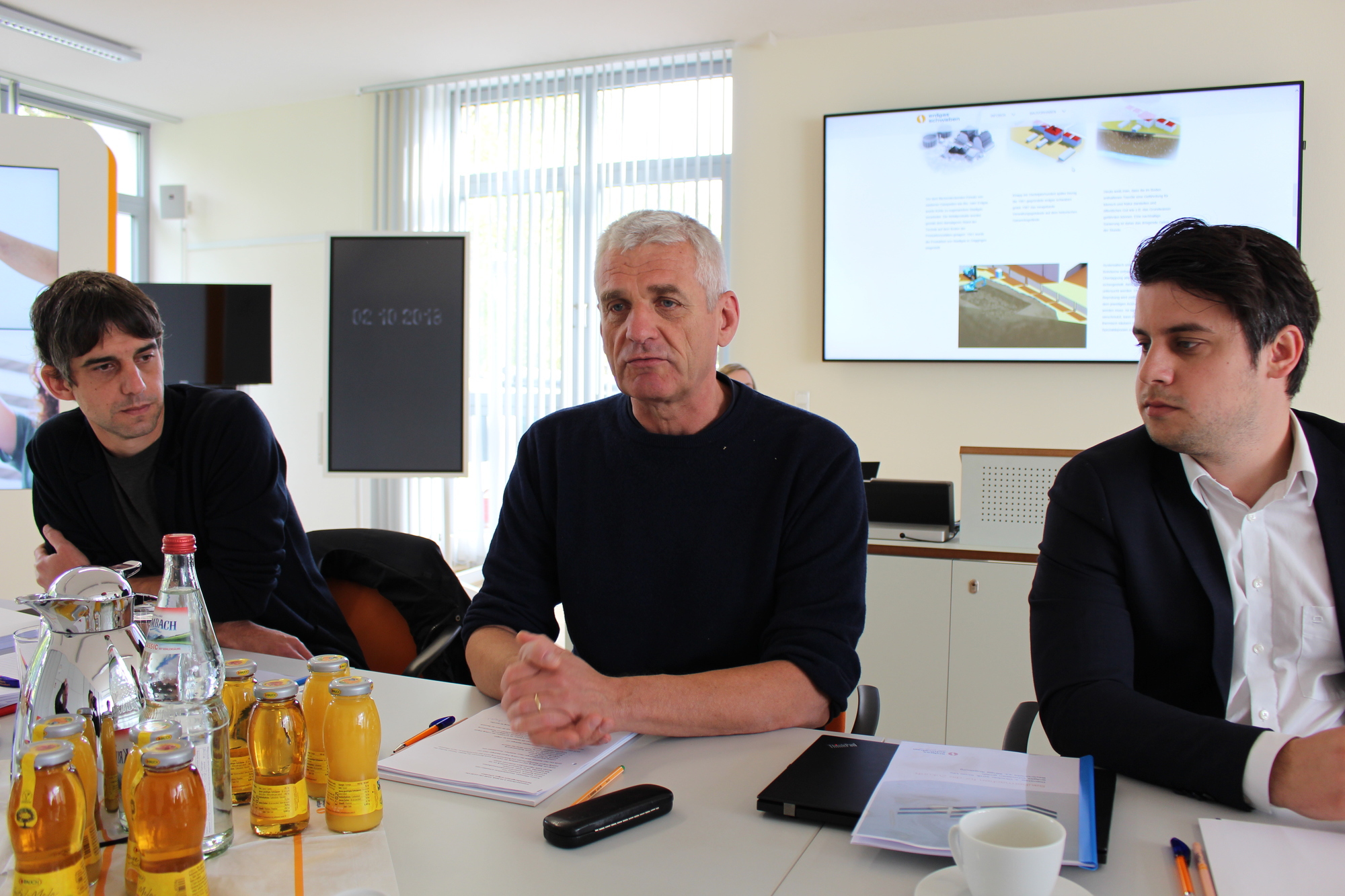 Architekt Karl-Anton Buchschuster (Mitte) und Slaven Kesedzic von schwaben netz (rechts) geben Auskunft über den Neubau. Foto: Angelina Märkl/B4B WIRTSCHAFTSLEBEN SCHWABEN