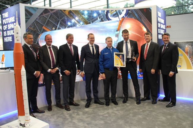 MT Aerospace erhält die Auszeichnung vom ehemaligen NASA-Astronauten Chris Ferguson. Foto: MT Aerospace