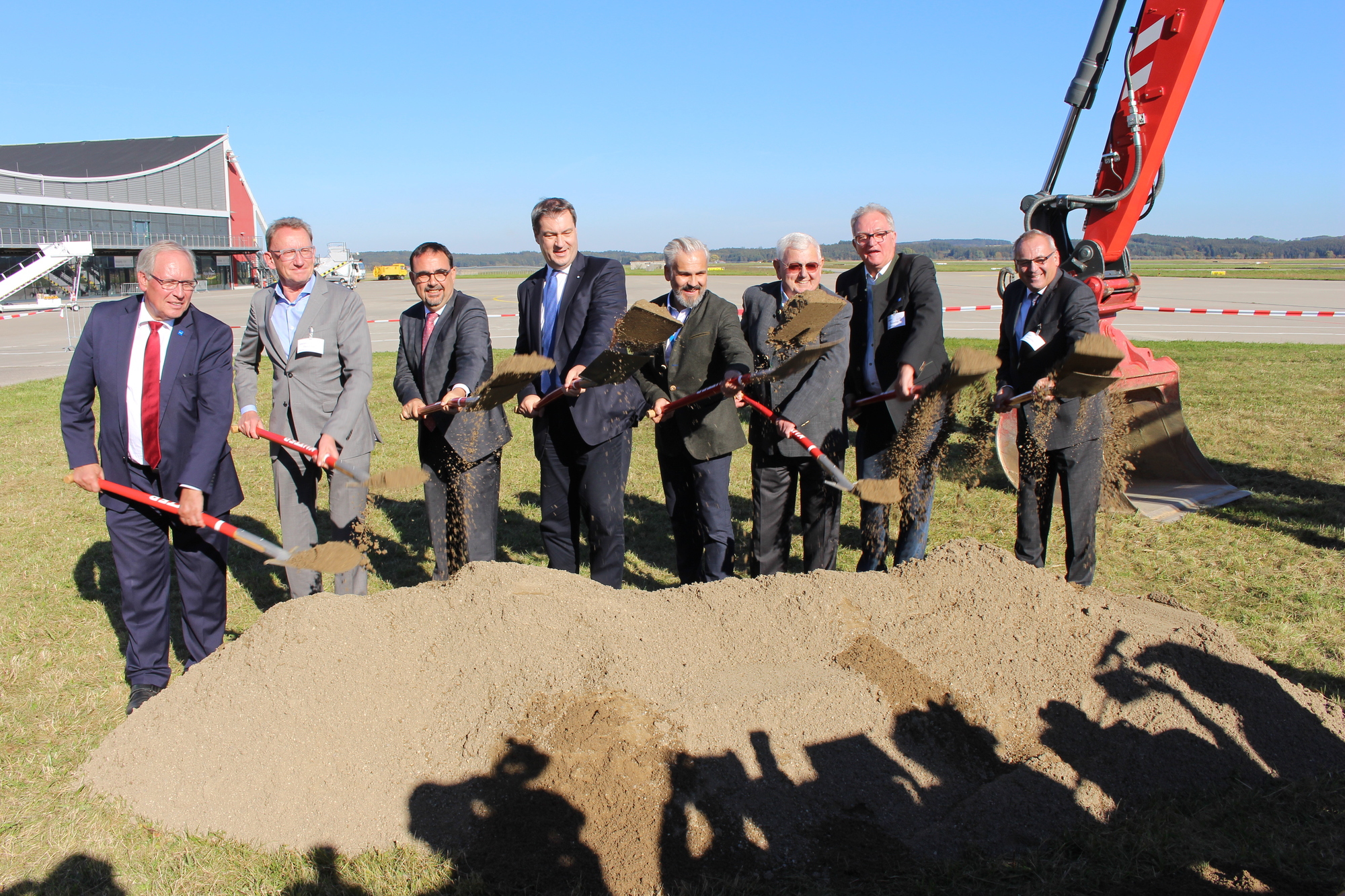 Spatenstich am Flughafen Memmingen. Foto: Iris Zeilnhofer/B4B WIRTSCHAFTSLEBEN SCHWABEN