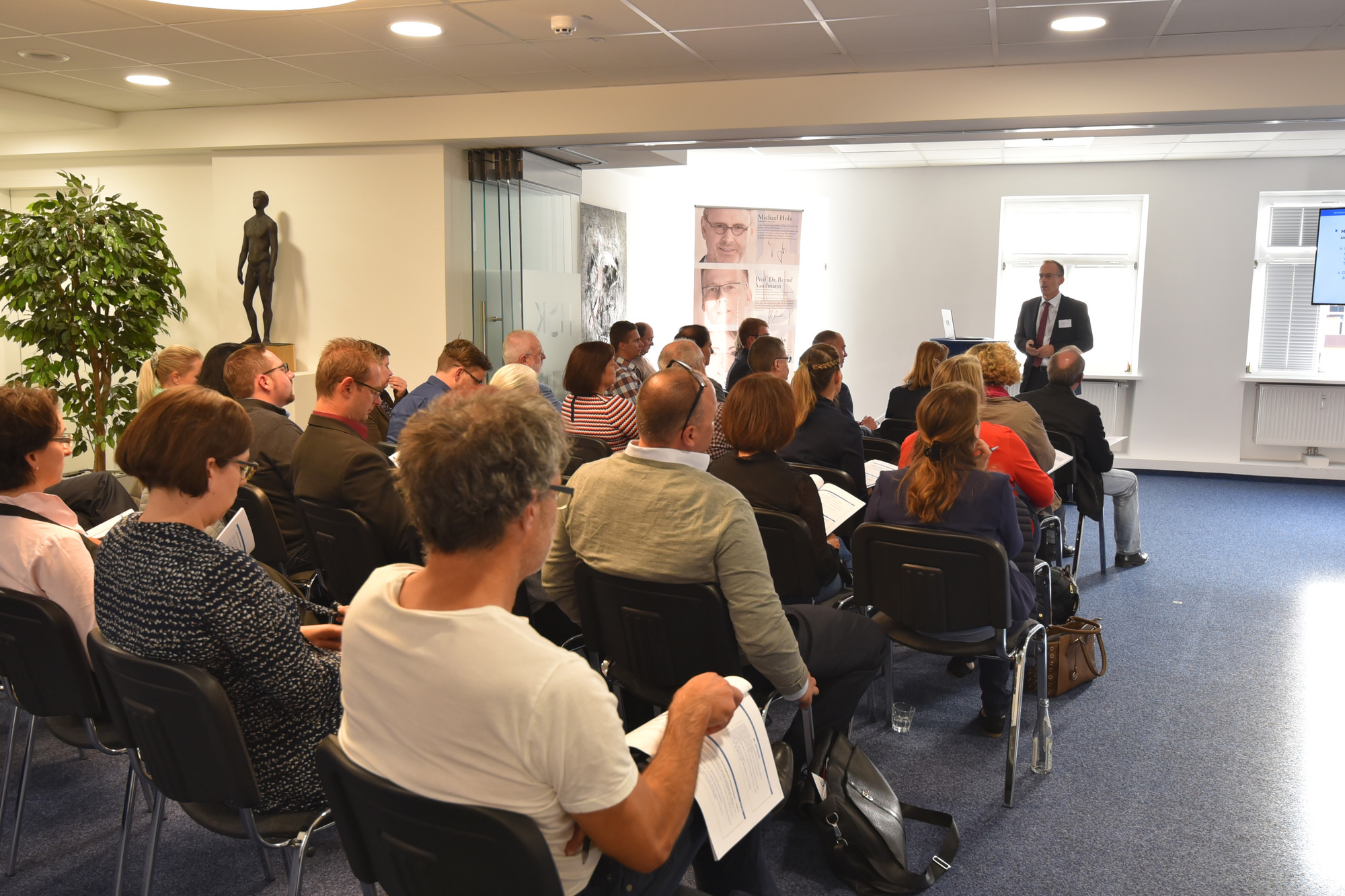Beim Vortrag von Prof. Dr. Bernd Sandmann. Foto: Kanzlei HSK