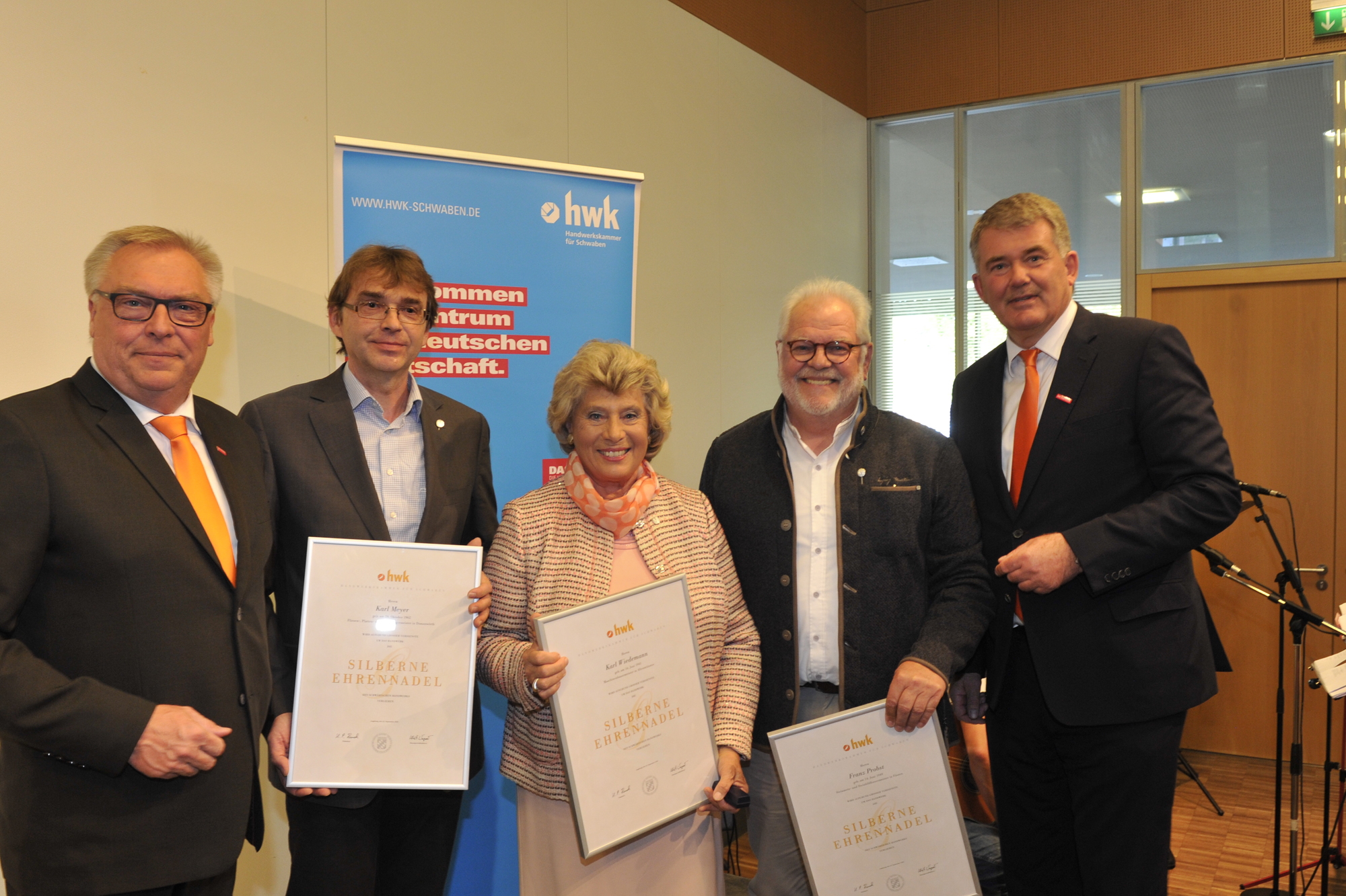 Hans-Peter Rauch (links) und Ulrich Wagner (5.v.l.) gratulierten Karl Meyer (2.v.l.), Stefanie Wiedemann (3.v.l.) und Franz Probst (4.v.l.) zur silbernen Ehrennadel. Foto: HWK Schwaben