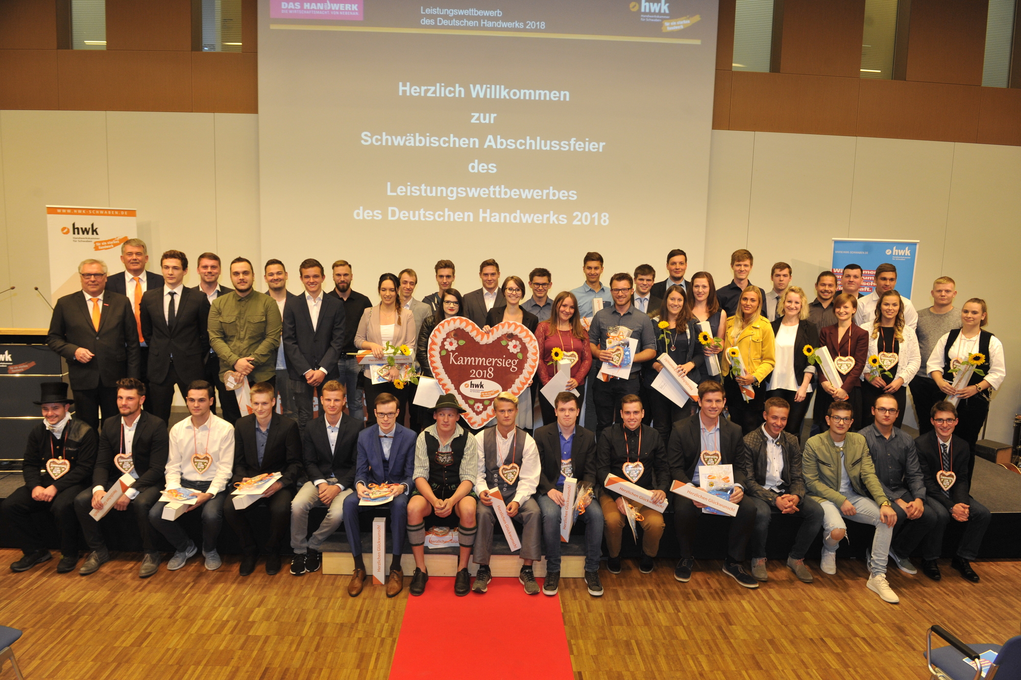 Die Kammersieger des schwäbischen Handwerks 2018 mit Hauptgeschäftsführer Ulrich Wagner und HWK-Präsident Hans-Peter Rauch. Foto: HWK Schwaben.