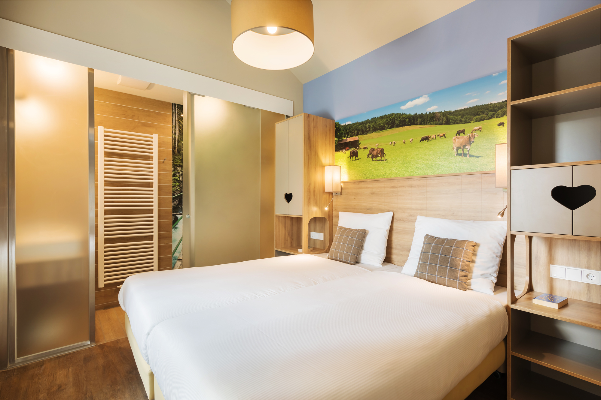So sieht das Schlafzimmer der Comfort-Ferienhäuser im Park Allgäu aus. Foto: Center Parcs
