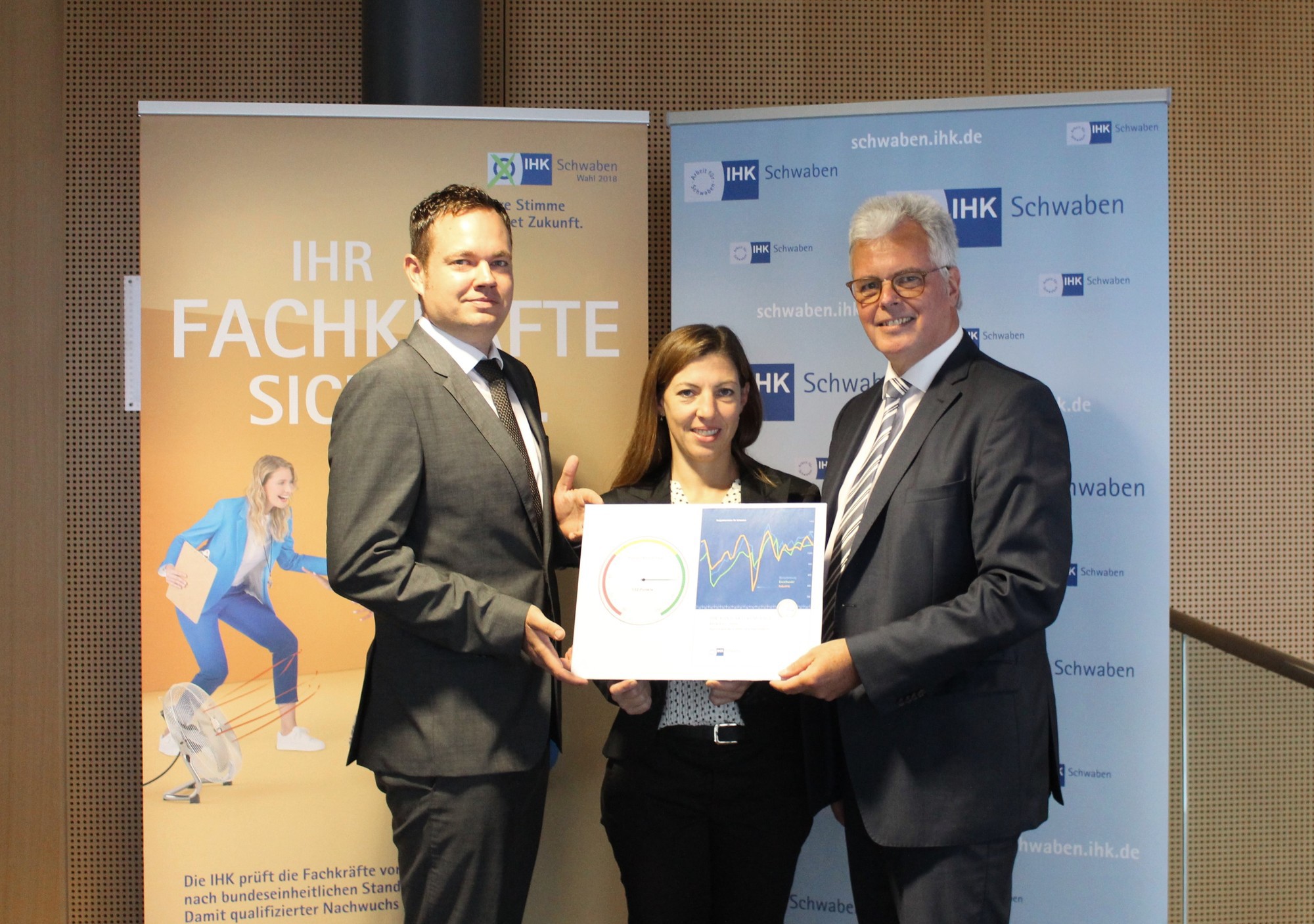Dr. Matthias Köppel, Christine Neumann und Dr. Andreas Kopton beim Konjunktur-Gespräch der IHK. Foto: Johanna Kleinert/B4B WIRTSCHAFTSLEBEN SCHWABEN