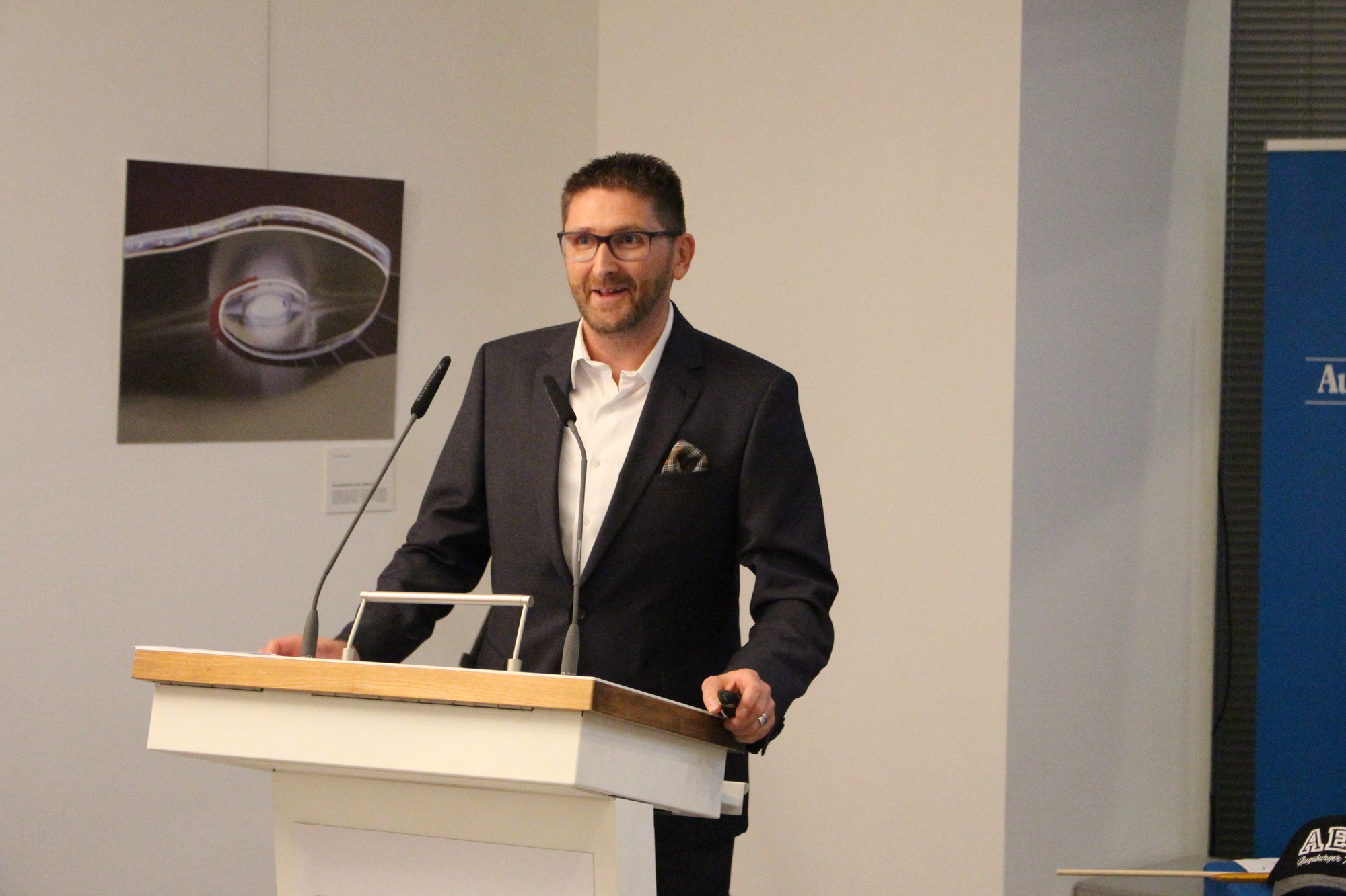 Verlagsleiter der Augsburger Allgemeinen, Andreas Schmutterer, begrüßte die rund 140 Gäste. Foto: Angelina Märkl/B4B WIRTSCHAFTSLEBEN SCHWABEN