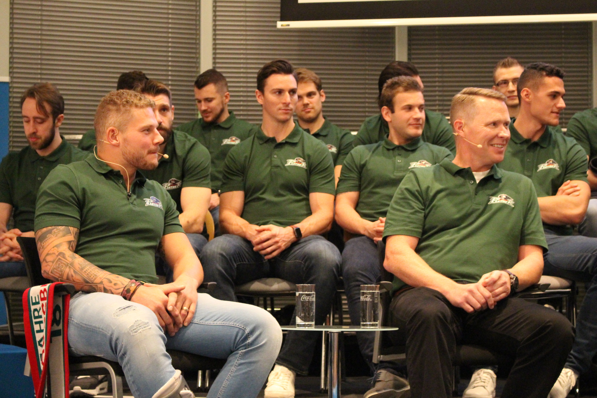 Kapitän Steffen Tölzer und Trainer Mike Stewart beantworten die Fragen der Partner. Foto: Angelina Märkl/B4B WIRTSCHAFTSLEBEN SCHWABEN