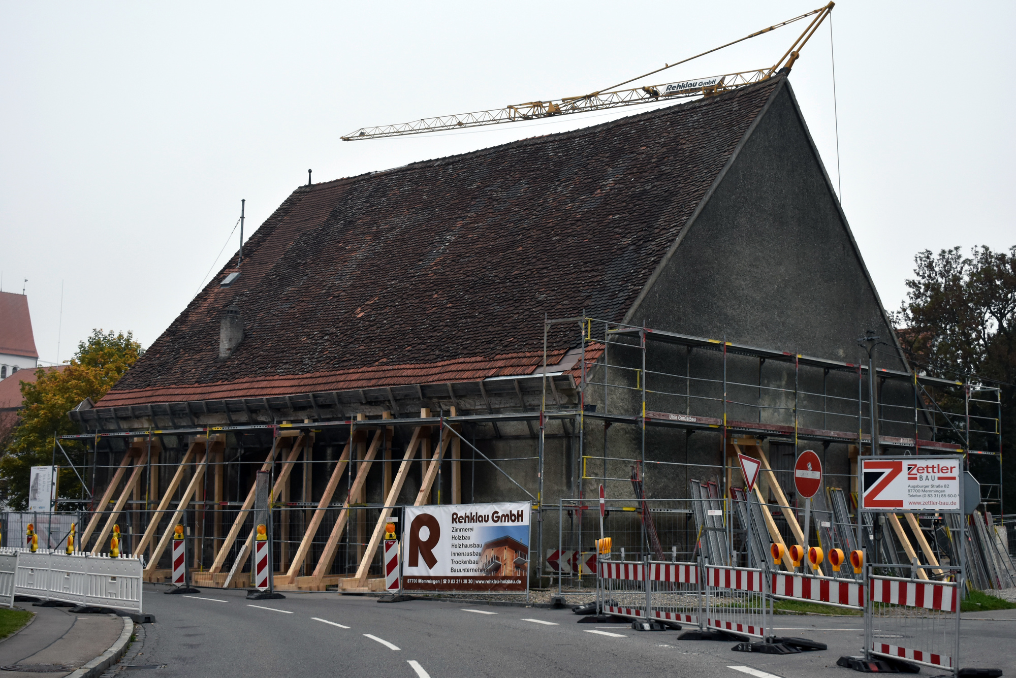Mittlerweile ist der Zehntstadel von außen mit Stützbalken und einem Baugerüst komplett eingefasst, sodass auch die Ortsdurchfahrt eingeschränkt ist. Foto: V. Weyrauch/Pressestelle Stadt Memmingen